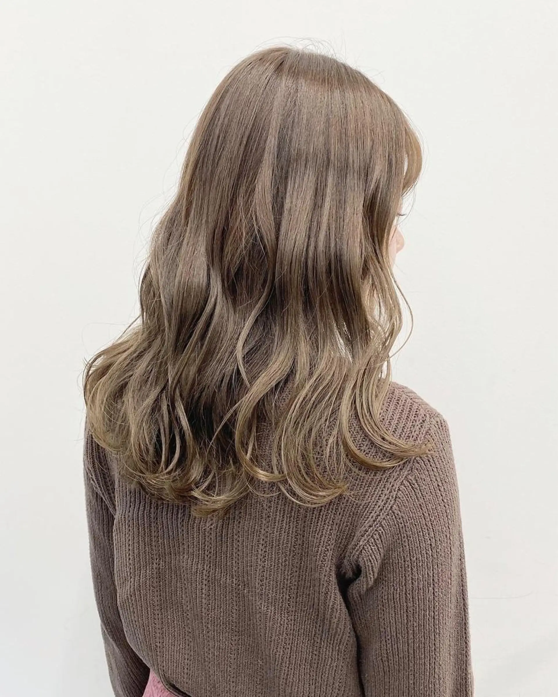 セミロング カラー ベージュカラー グラデーションカラー ミルクティーベージュ ヘアカラー トリートメント 【ブリーチカラー】 🌈ALIVE若山葵のヘアスタイル
