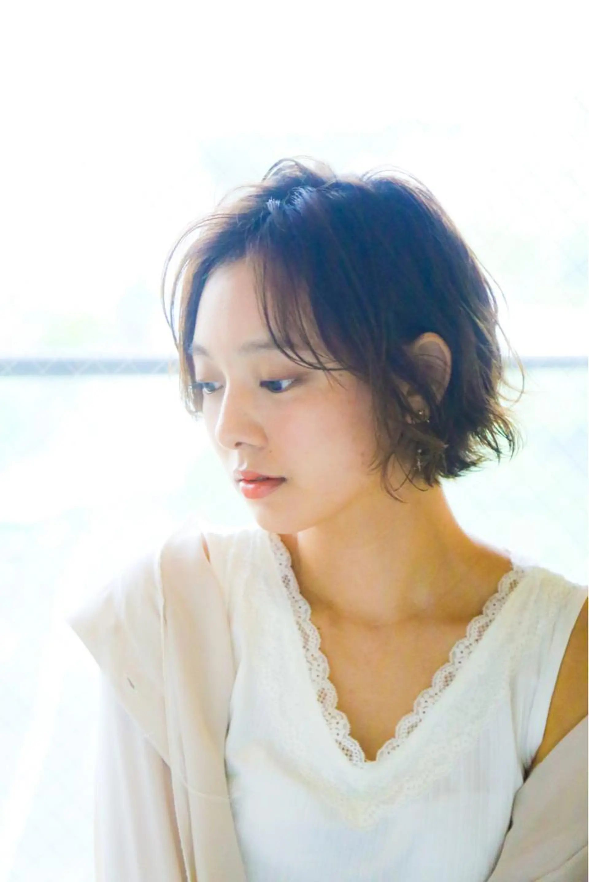 ショート ショートヘア 小顔カット カット オーストヘアージジ所属・TAI透明カラー 柔らかい縮毛矯正のヘアスタイル