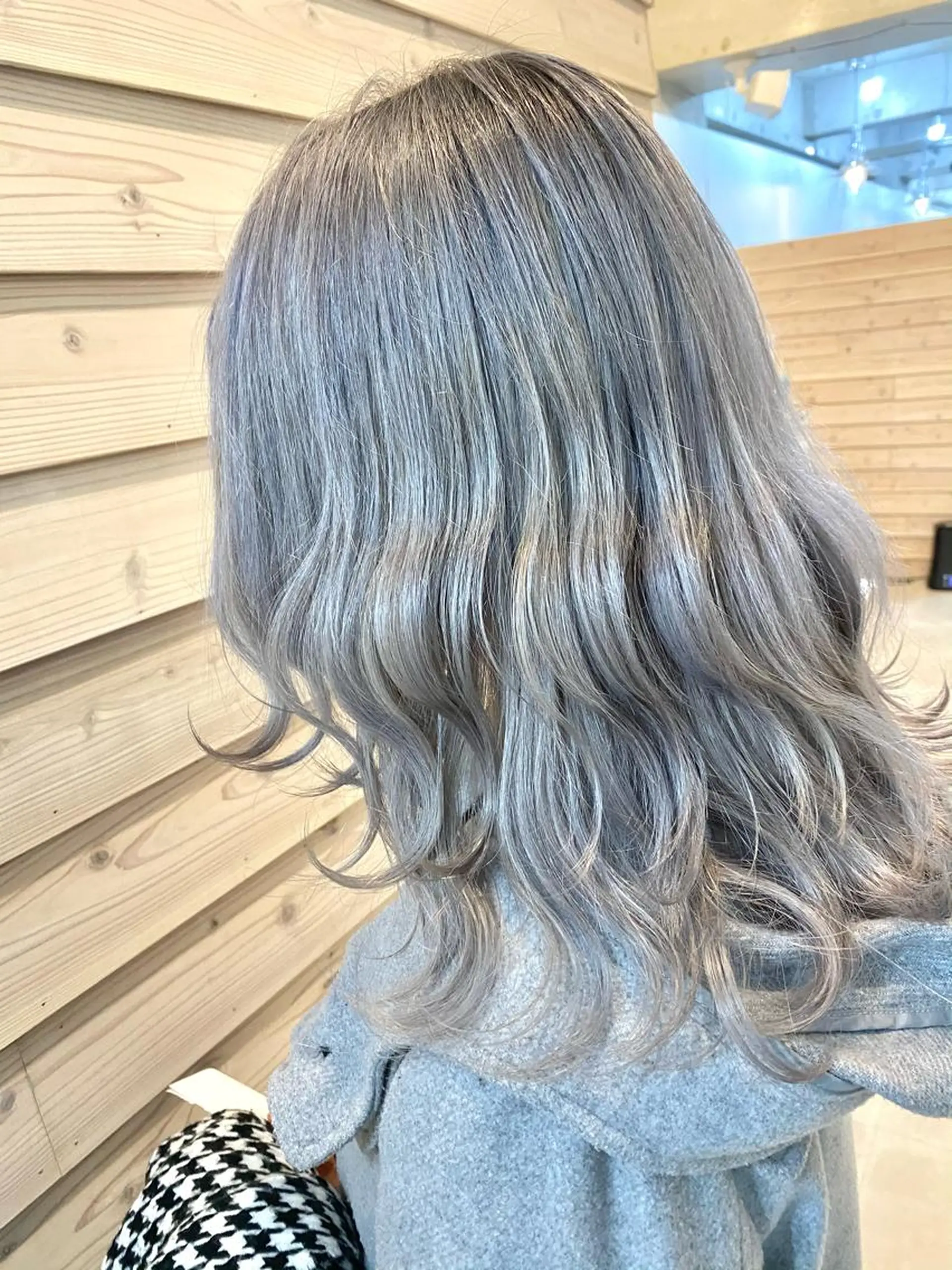 セミロング カラー シルバー Zina西新 井上貴幸のヘアスタイル