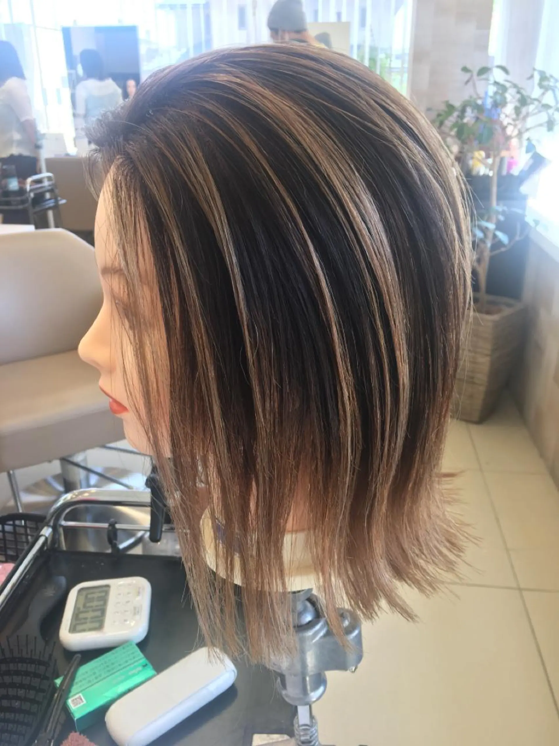 ミディアム カラー ヘアアレンジ バレイヤージュ ブリーチ ハイトーンカラー レイヤーカット クリスタルマジック hair &　eyeのヘアスタイル