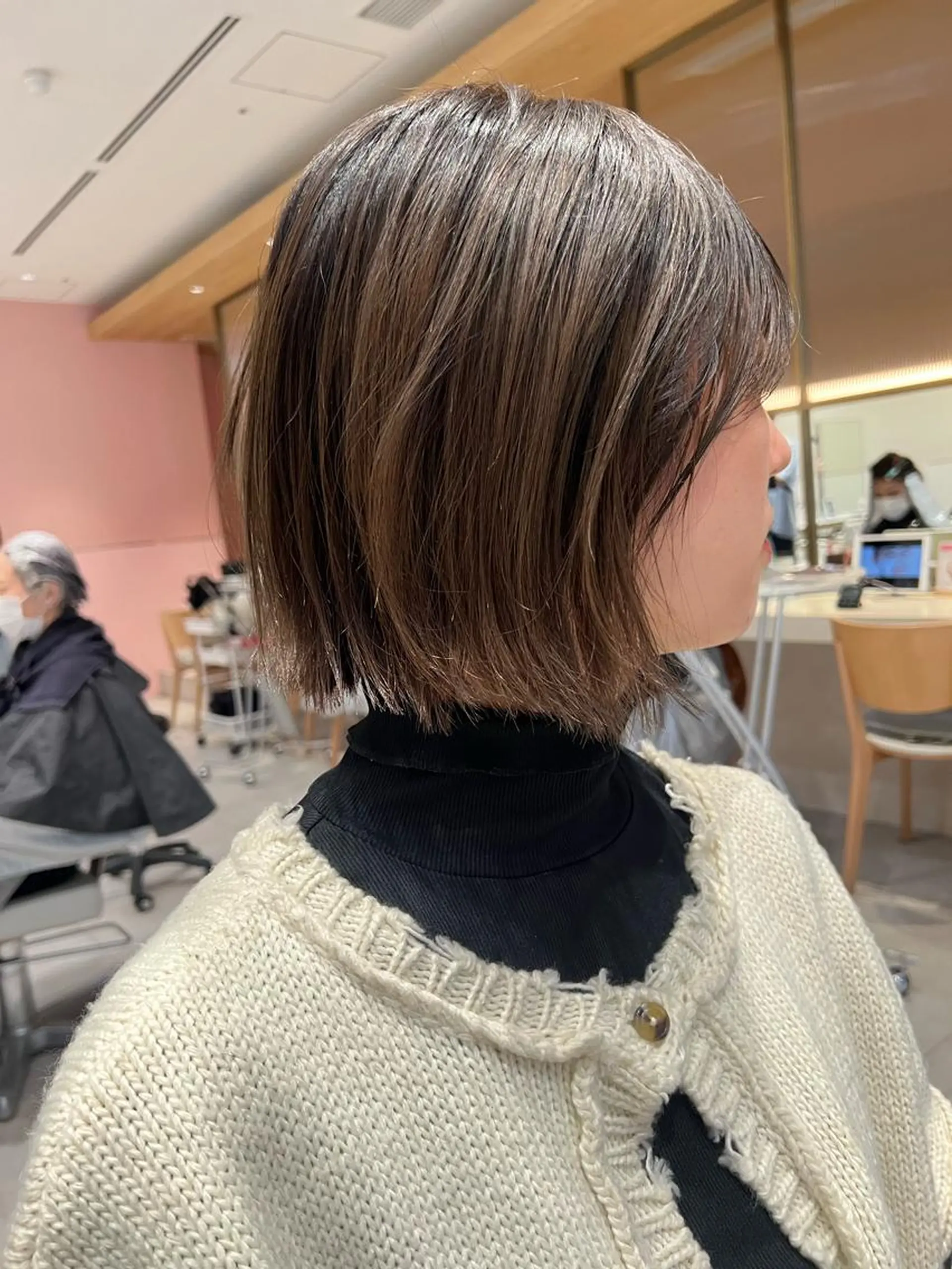 ショート カラー 切りっぱなしボブ 前下がりボブ ブリーチ グレージュ イルミナカラー カット ヘアカラー トリートメント ニュアンスレイヤー ハイトーンカラーのヘアスタイル