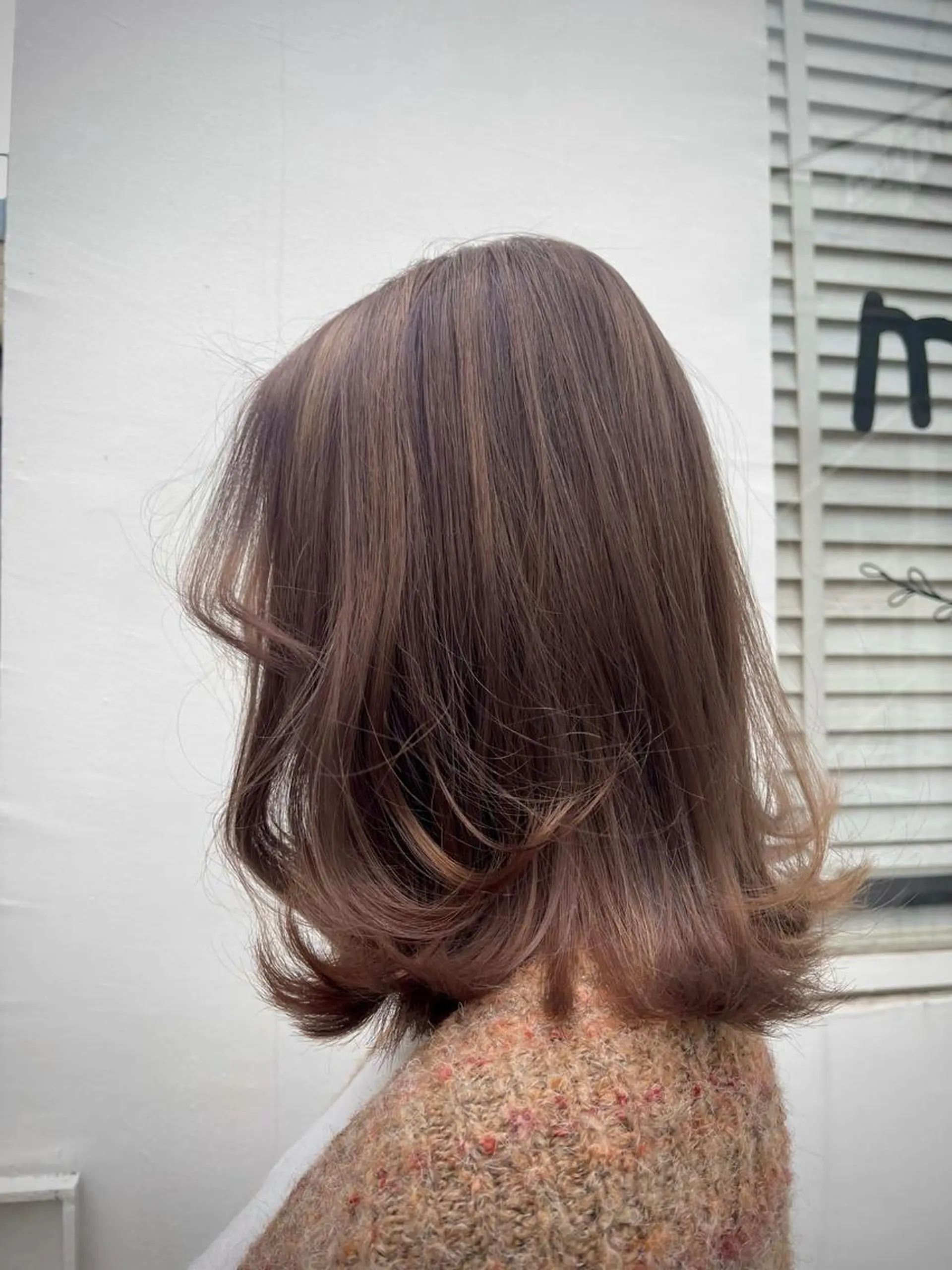 ミディアム カラー ベージュカラー ブリーチ ミルクティーベージュ 外ハネヘア 似合わせスタイル 足立のヘアスタイル