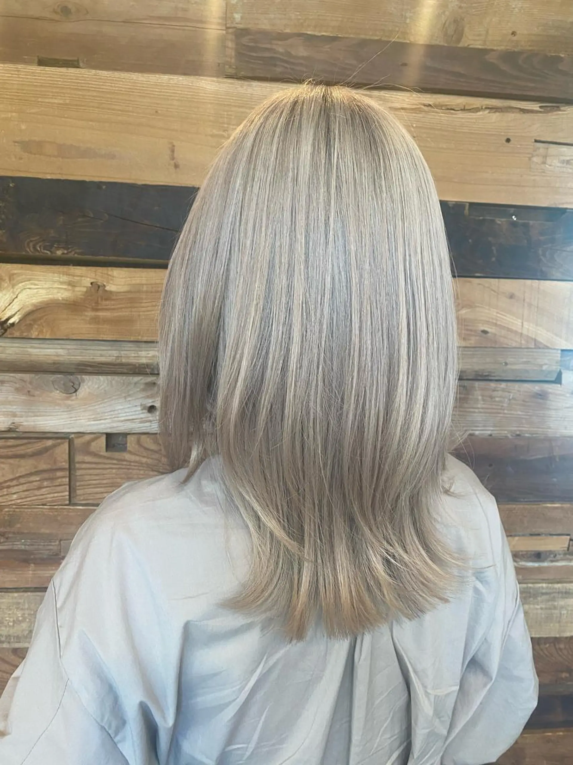 ミディアム レイヤーカット ヘアカラー 白井 雅美のヘアスタイル