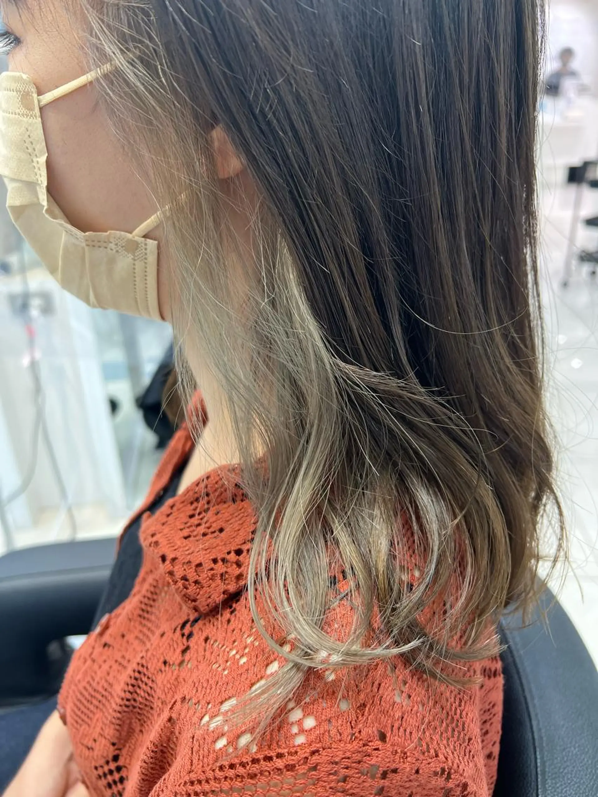 ミディアム カラー ベージュカラー ブリーチ 透明感カラー イヤリングカラー ミルクティーベージュ ヘアカラー トリートメント 【暖色カラー特化】 中山由梨のヘアスタイル