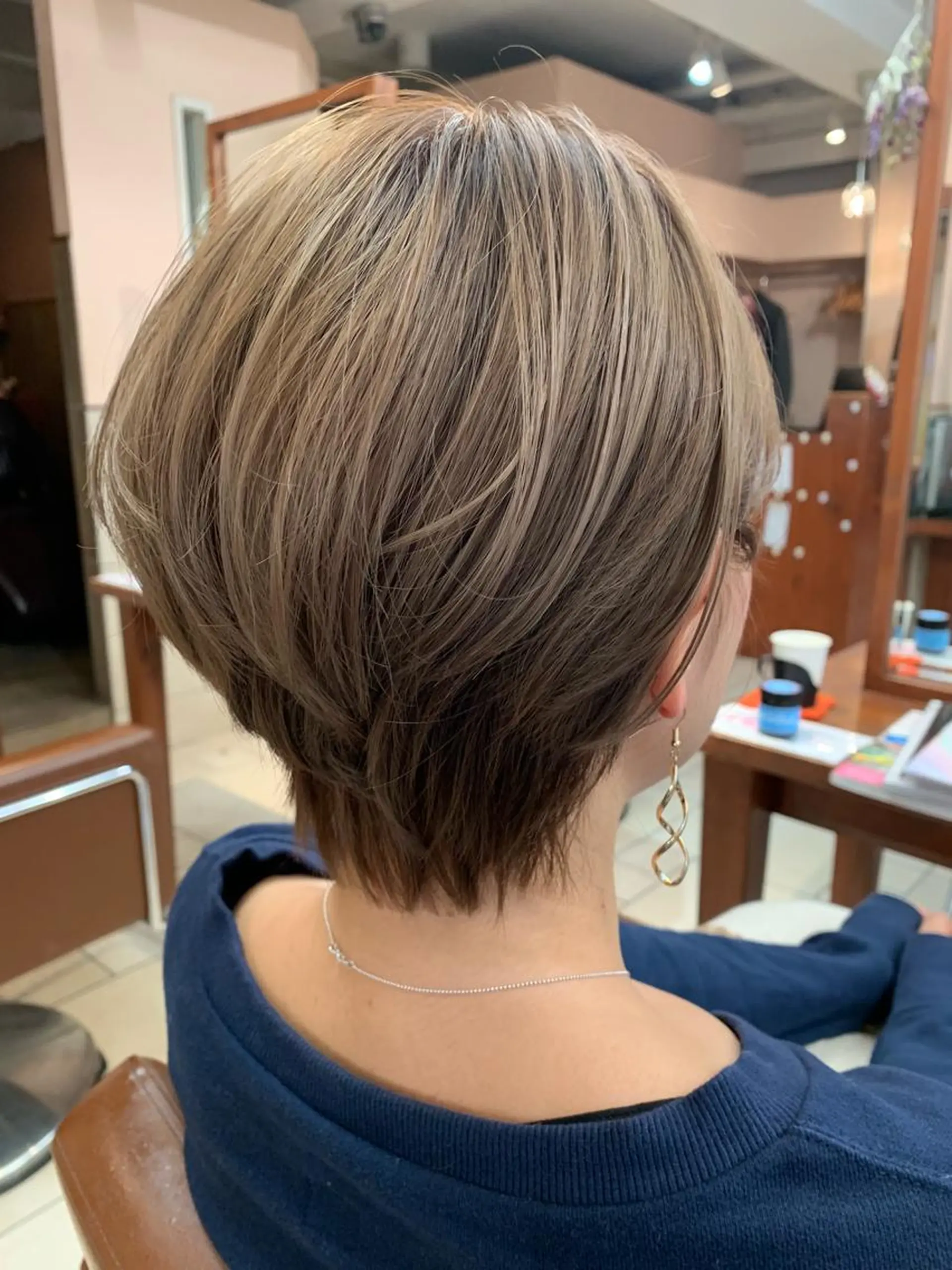 ショート カラー カット ヘアカラー トリートメント 加藤 綾華のヘアスタイル