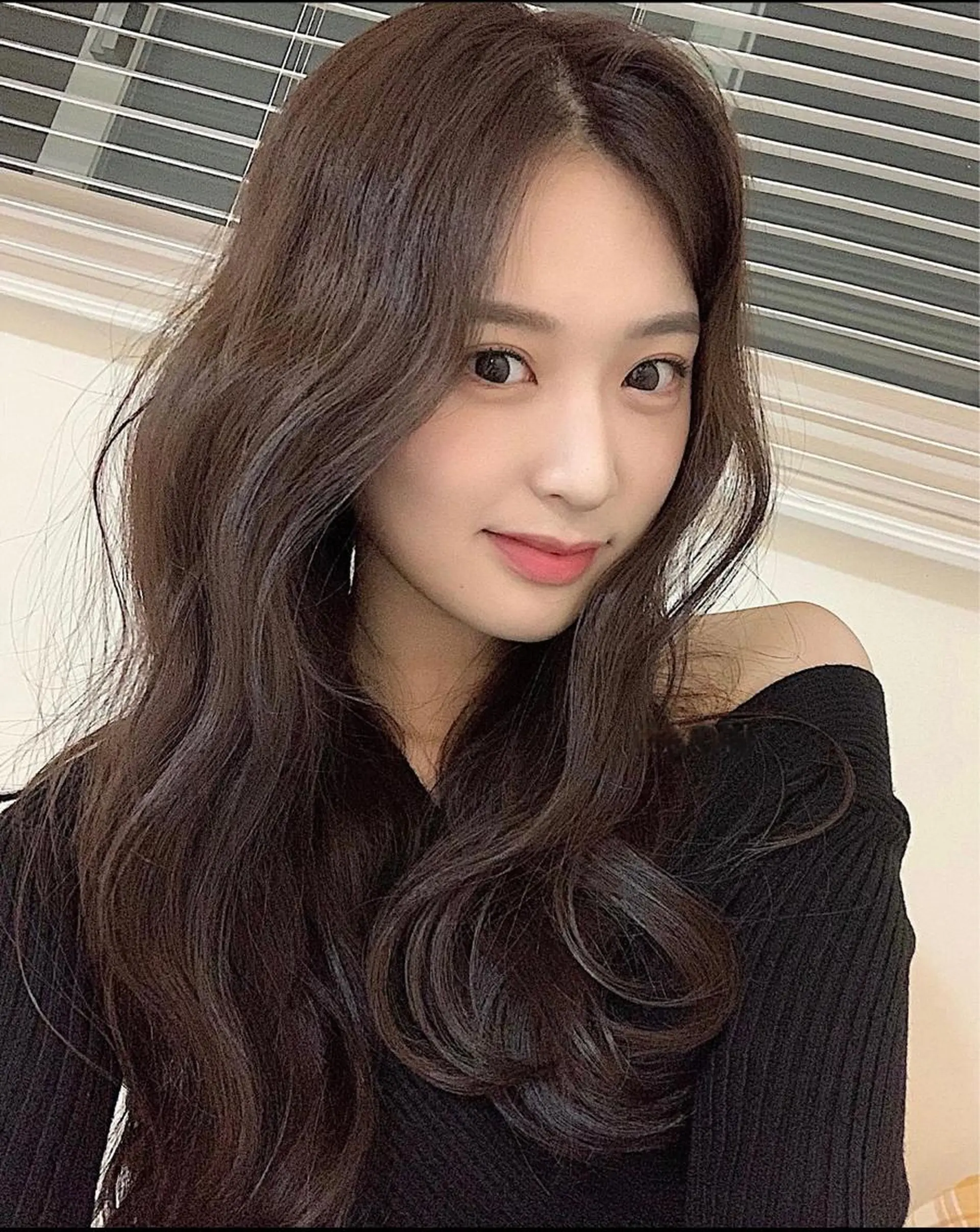 セミロング カラー ベージュカラー ブリーチ イヤリングカラー 韓国風カラー ブリーチなしカラー カット ヘアカラー トリートメント 鈴木 一貴のヘアスタイル