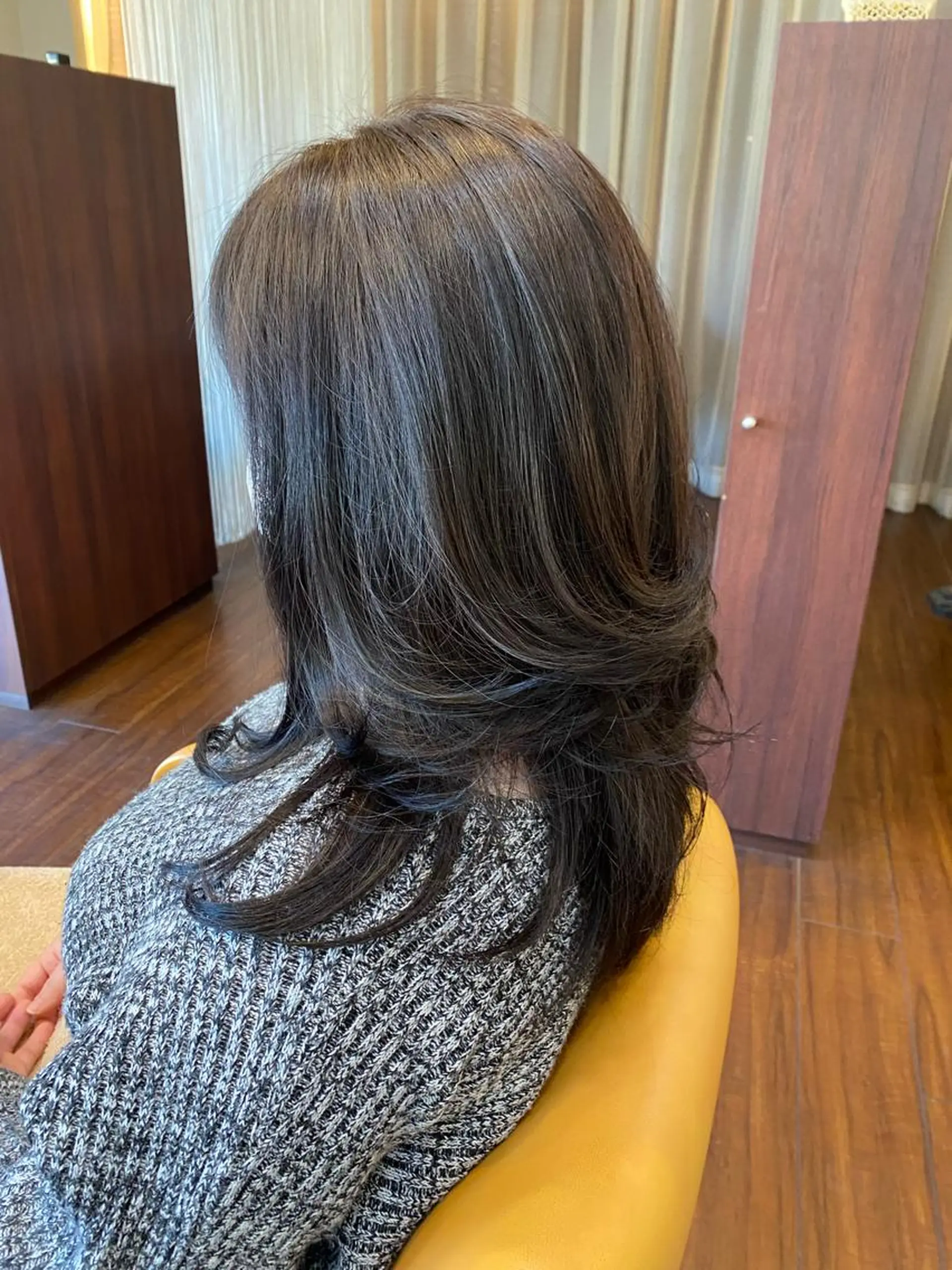 セミロング 鈴木 千恵子のヘアスタイル