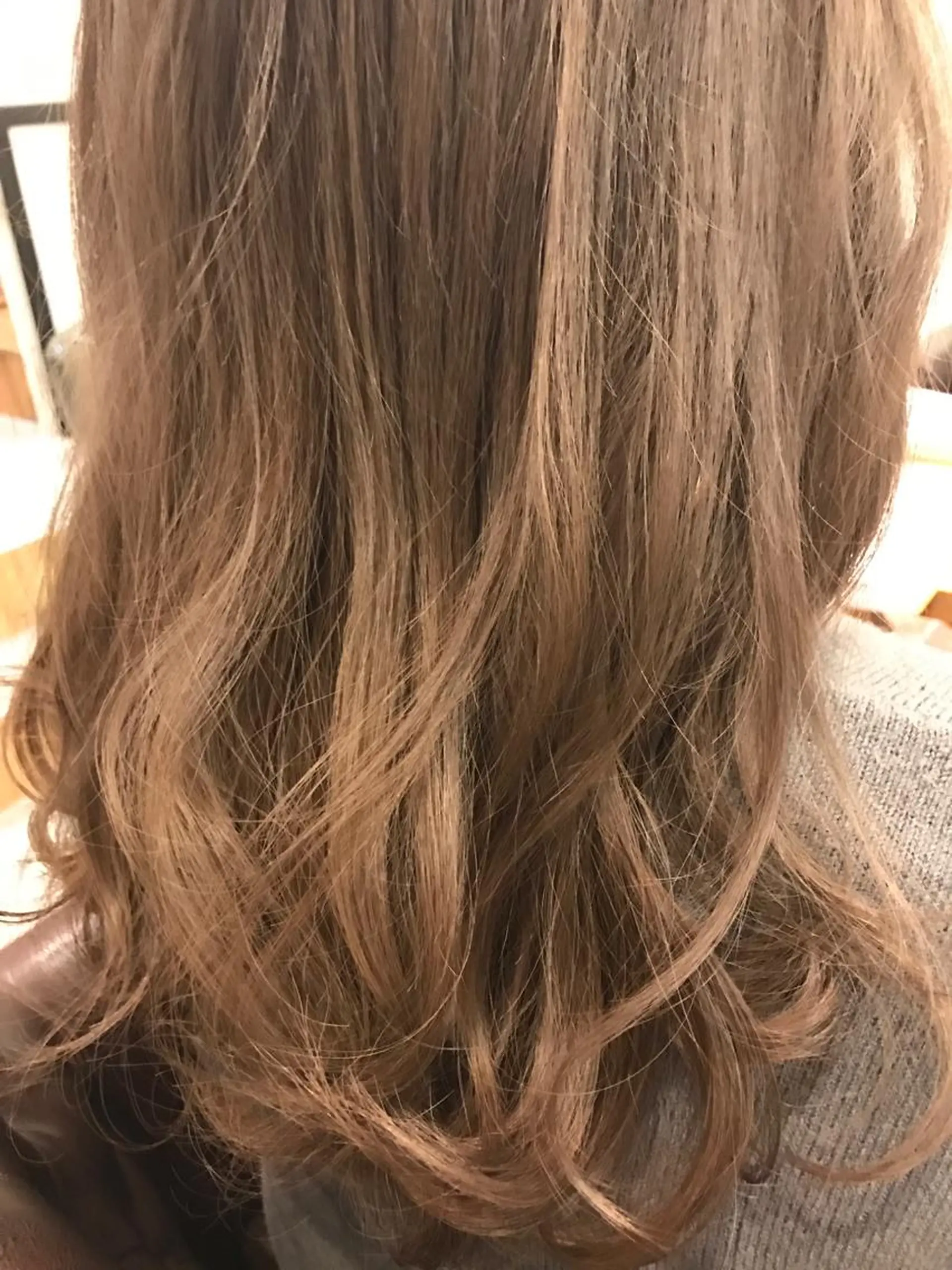 セミロング カラー ベージュカラー ハイライトカラー イルミナカラー ハイライト ACT仙川所属・みうら ミウラのヘアスタイル