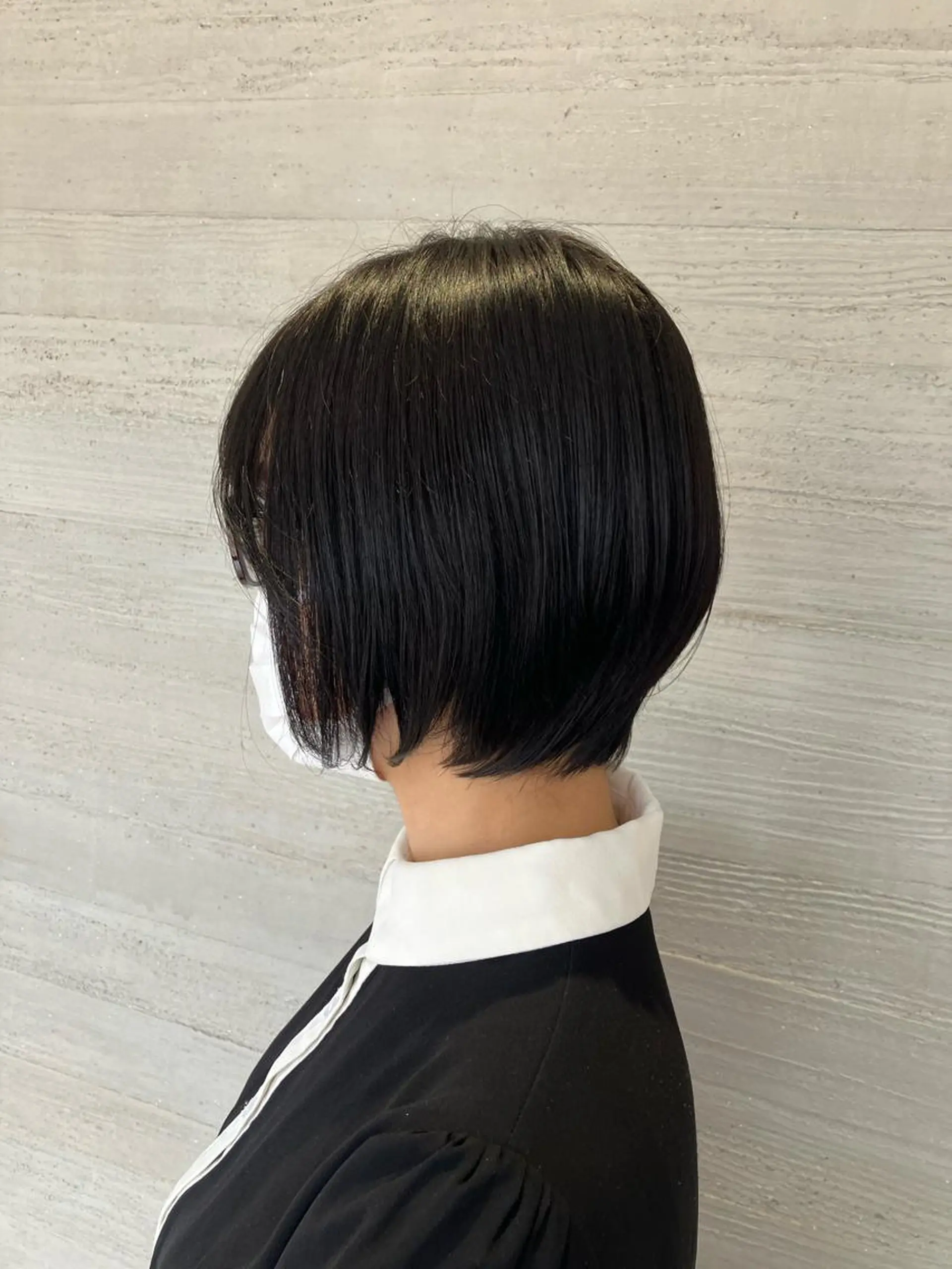 ショート カラー サキ🤍ハイトーン 🩰くびれ巻きヘアのヘアスタイル