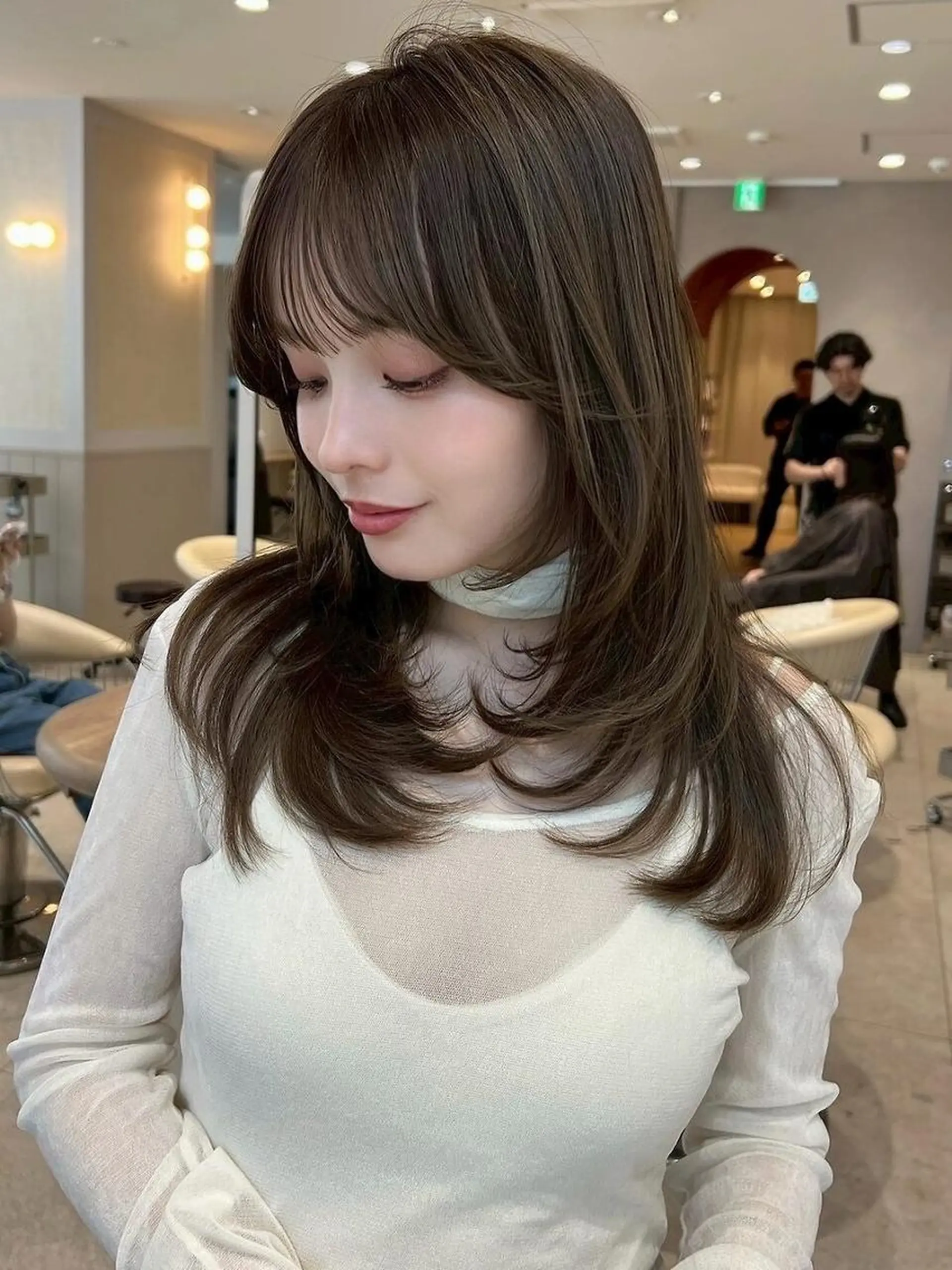 ミディアム カラー ベージュカラー グレージュ インナーカラー ミルクティーベージュ 顔まわりレイヤー カット ヘアカラー Zina福岡天神店 艶髪/レイヤー/小顔のヘアスタイル