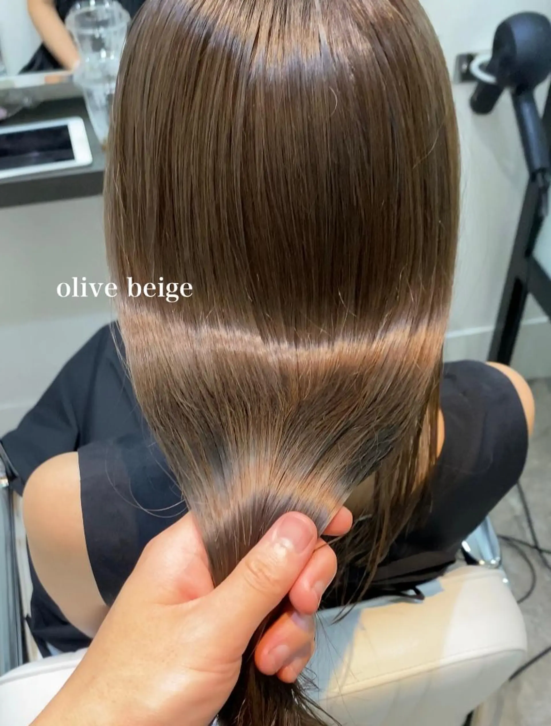 ミディアム カラー THE DAY所属・AKI HASHIMOTOのヘアスタイル