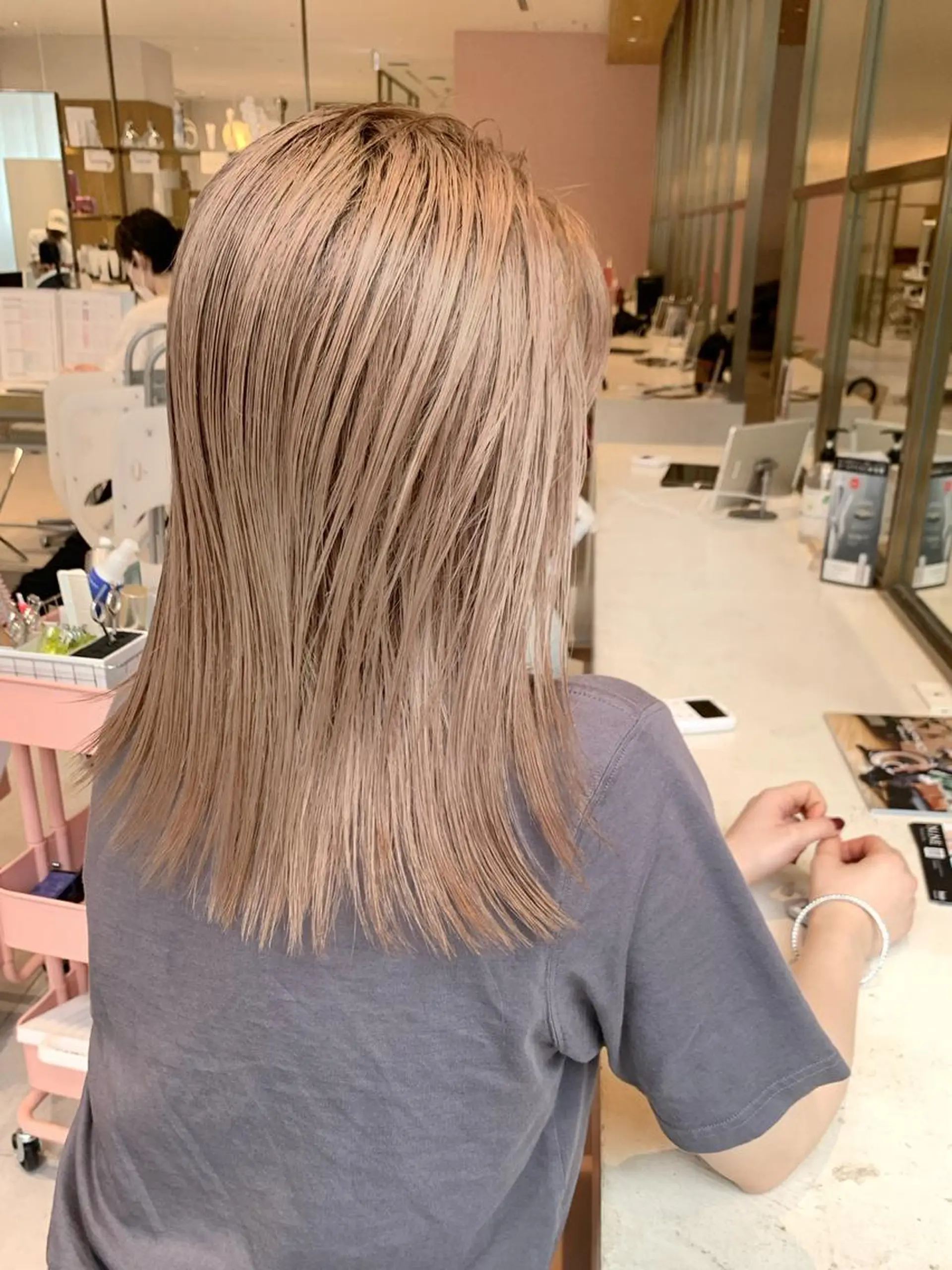 ミディアム カラー 切りっぱなしボブ ブリーチ グレージュ ボブ レイヤーカット カット ヘアカラー トリートメント ニュアンスレイヤー ハイトーンカラーのヘアスタイル