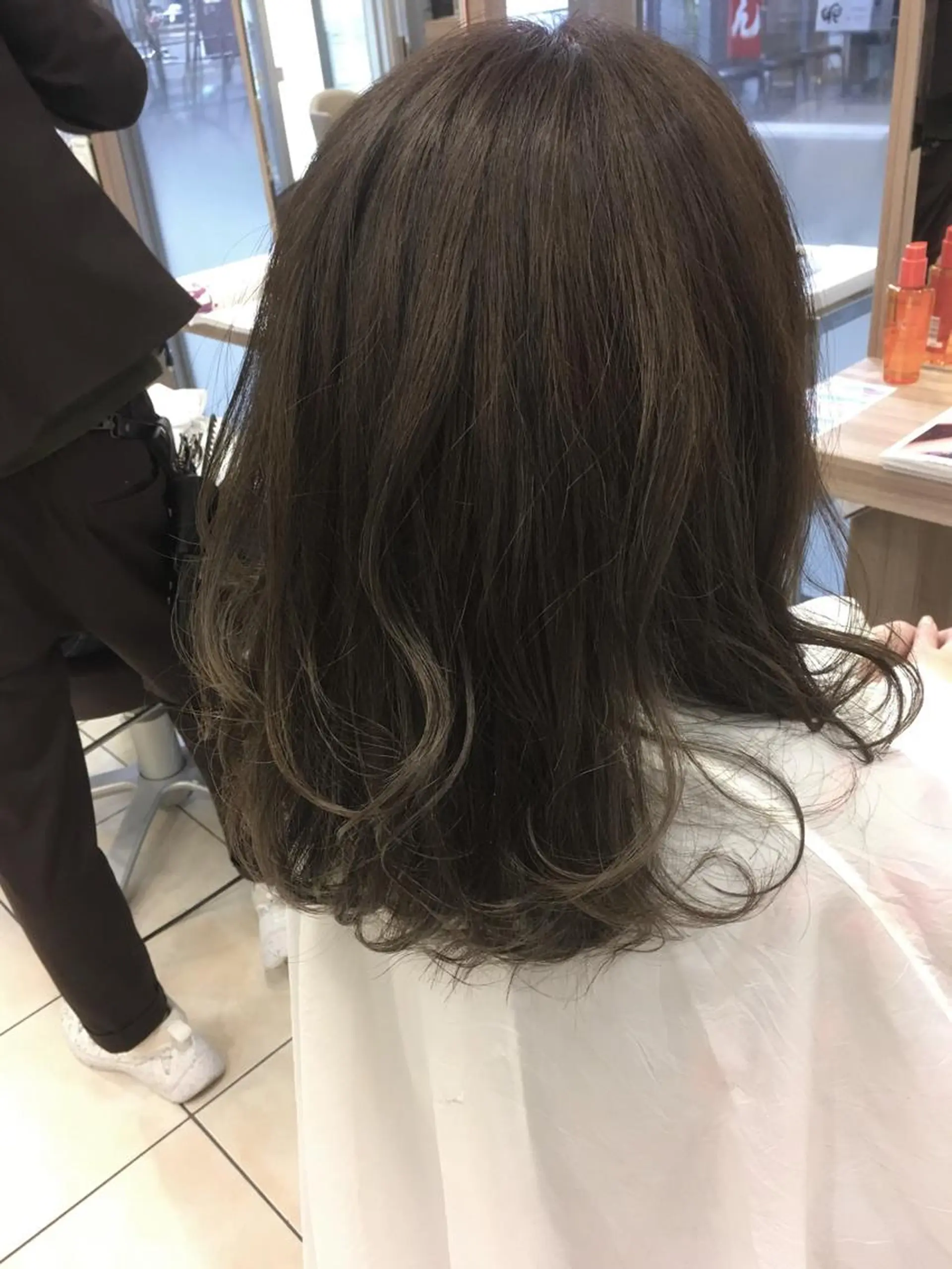 ミディアム カラー グレージュ 小島 仁美のヘアスタイル