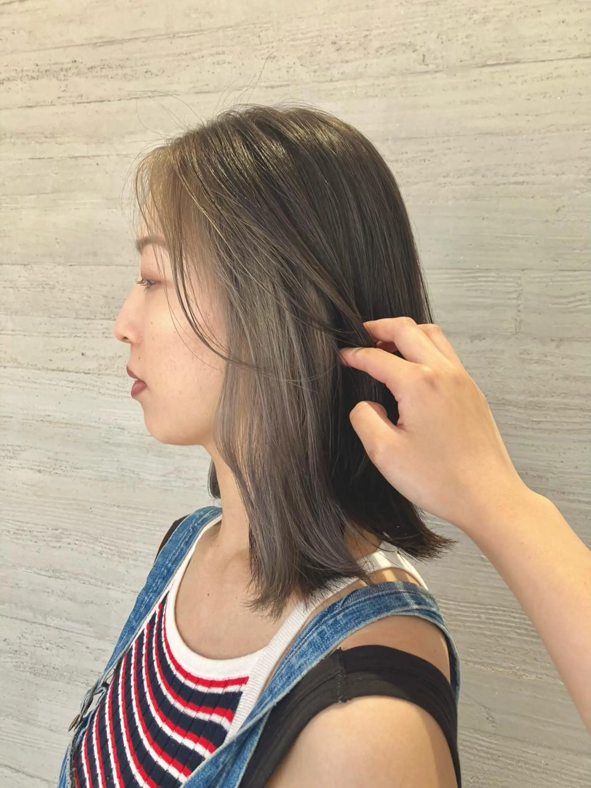 セミロング カラー イヤリングカラー レイヤーカット サキ🤍ハイトーン 🩰くびれ巻きヘアのヘアスタイル