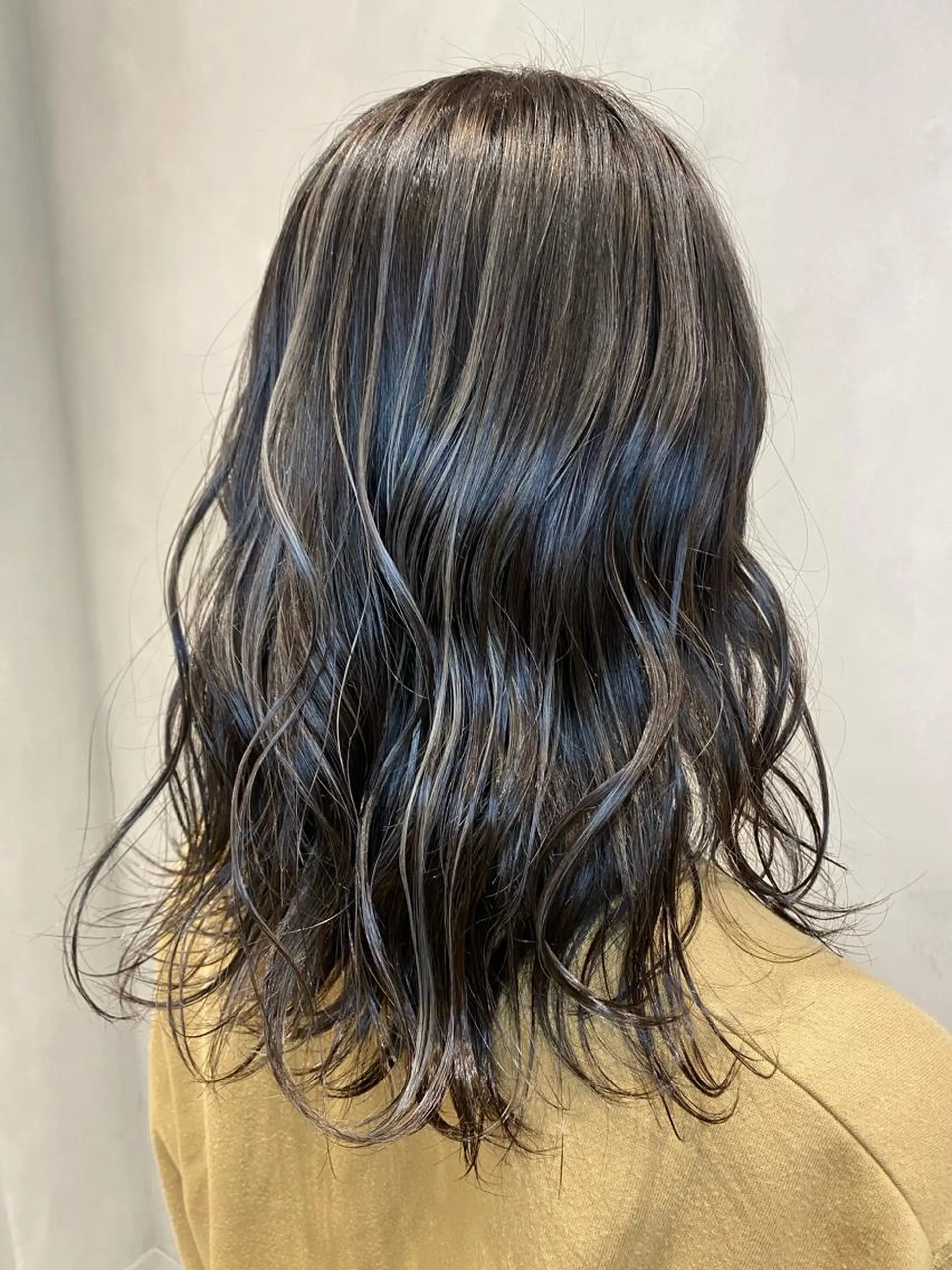 ミディアム カラー ヘアアレンジ ベージュカラー ブリーチ ハイライトカラー シルバー シルバーベージュ カット ヘアカラー 渡辺　亮/ ハイライト/髪質改善のヘアスタイル