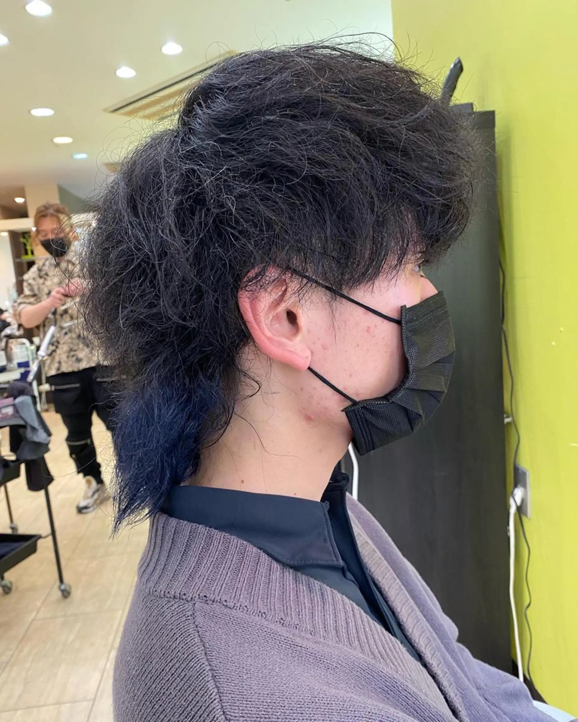 カラー パーマ メンズ メンズインナーカラー 学生（メンズ向け） メンズウルフカット インナーカラー 学生 【阪急六甲 サロン ド ロイ】所属・メンズ特化 岸本 阪急六甲サロンドロイのヘアスタイル