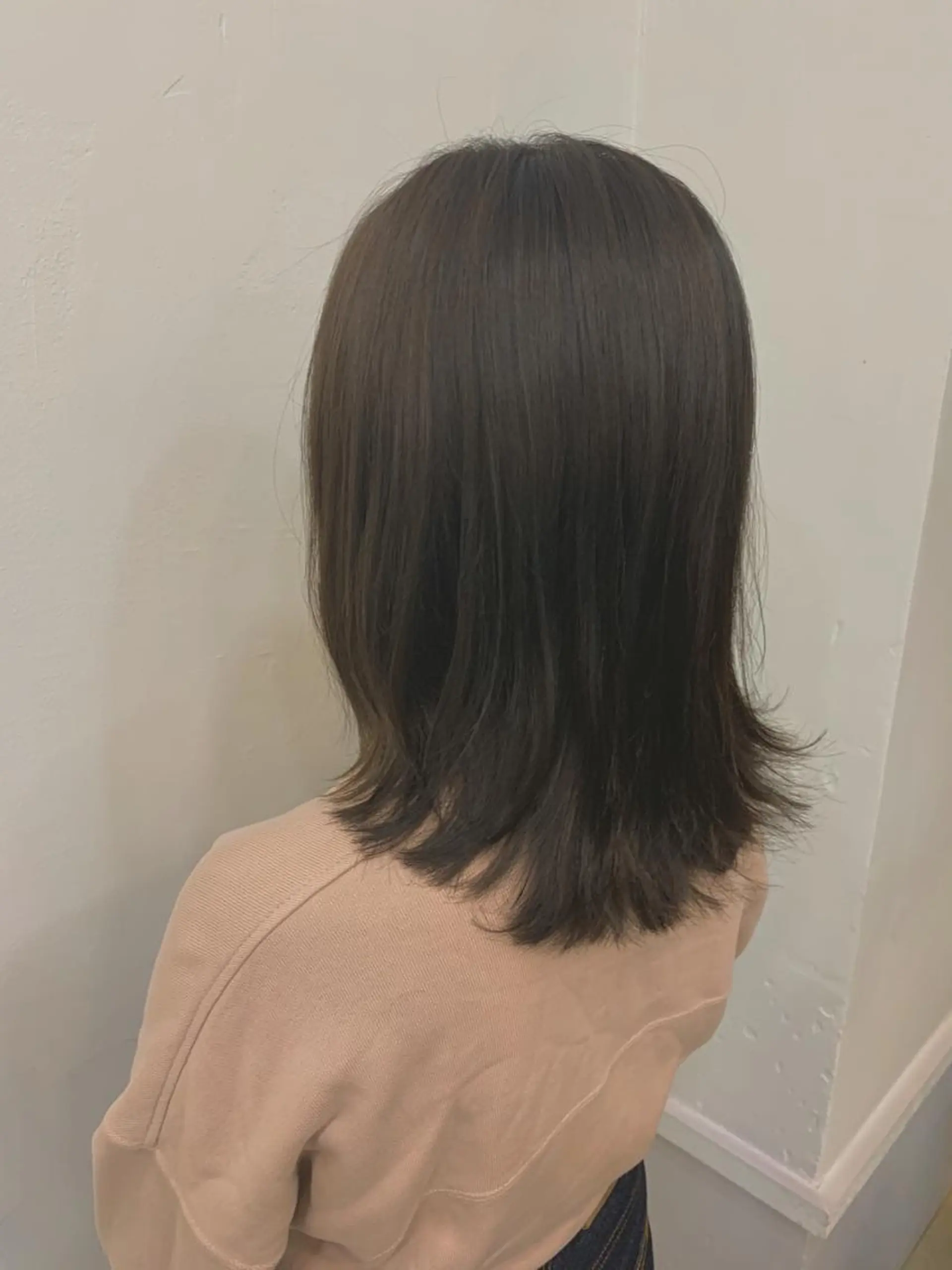 ミディアム 外ハネヘア カット ヘアカラー chama レイヤーカットのヘアスタイル