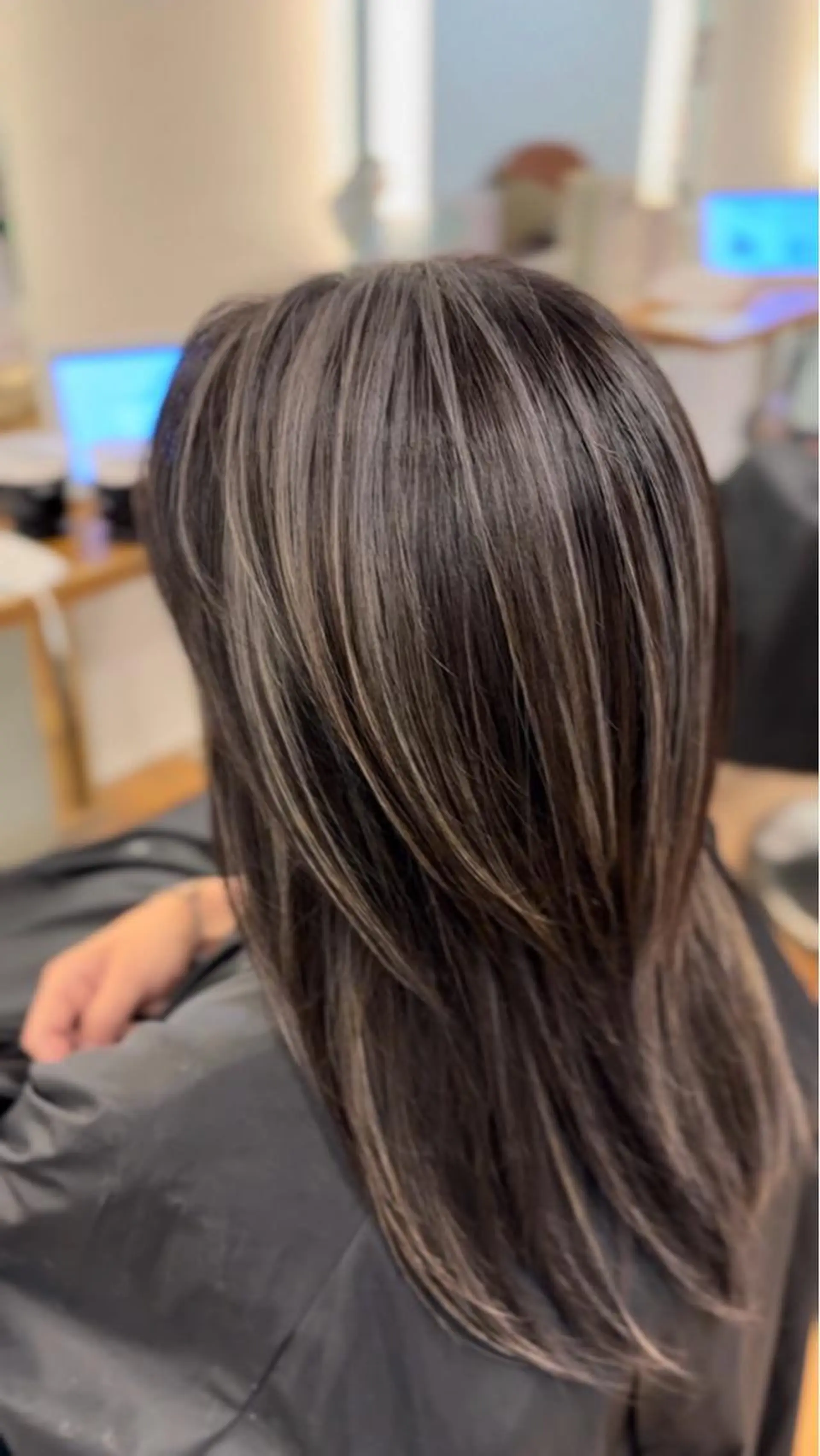 ロング カラー ハイライトカラー ハイライト ヘアカラー トリートメント 茅ヶ崎/ハイトーン /レイヤーカットのヘアスタイル