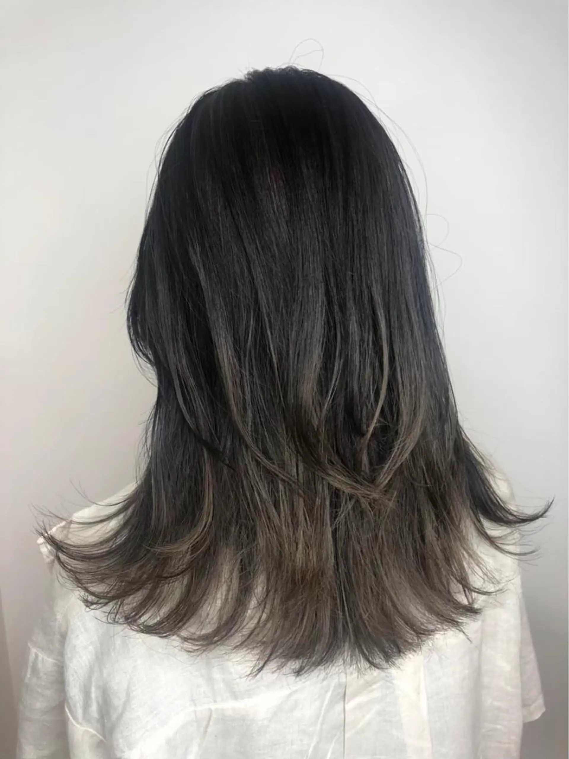 ミディアム カラー バレイヤージュ レイヤーカット 小川 美奈のヘアスタイル