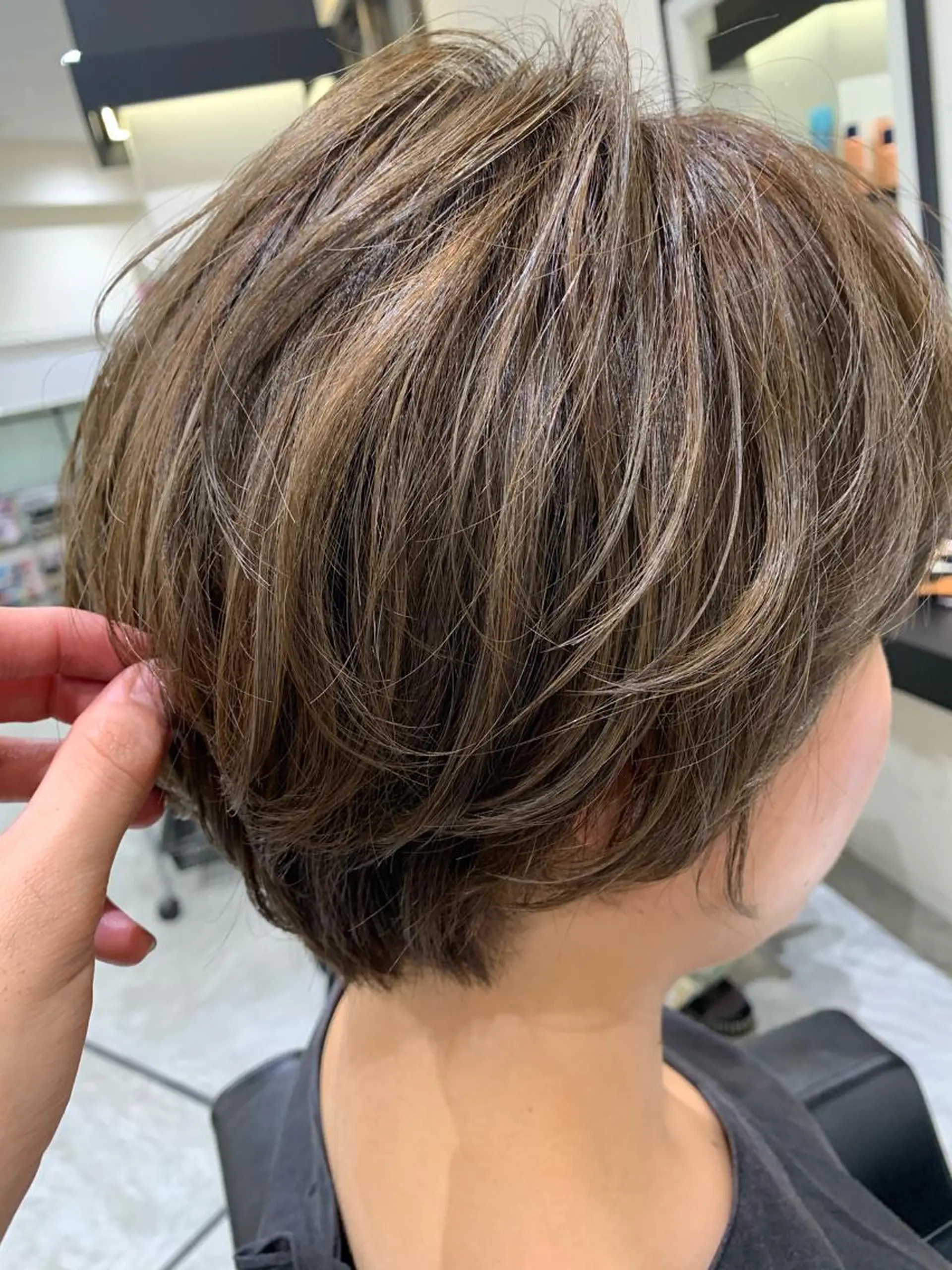ショート カラー ベージュカラー 透明感カラー ハイライトカラー オレンジ ハイライト カット ヘアカラー 喜友名 泉樹のヘアスタイル