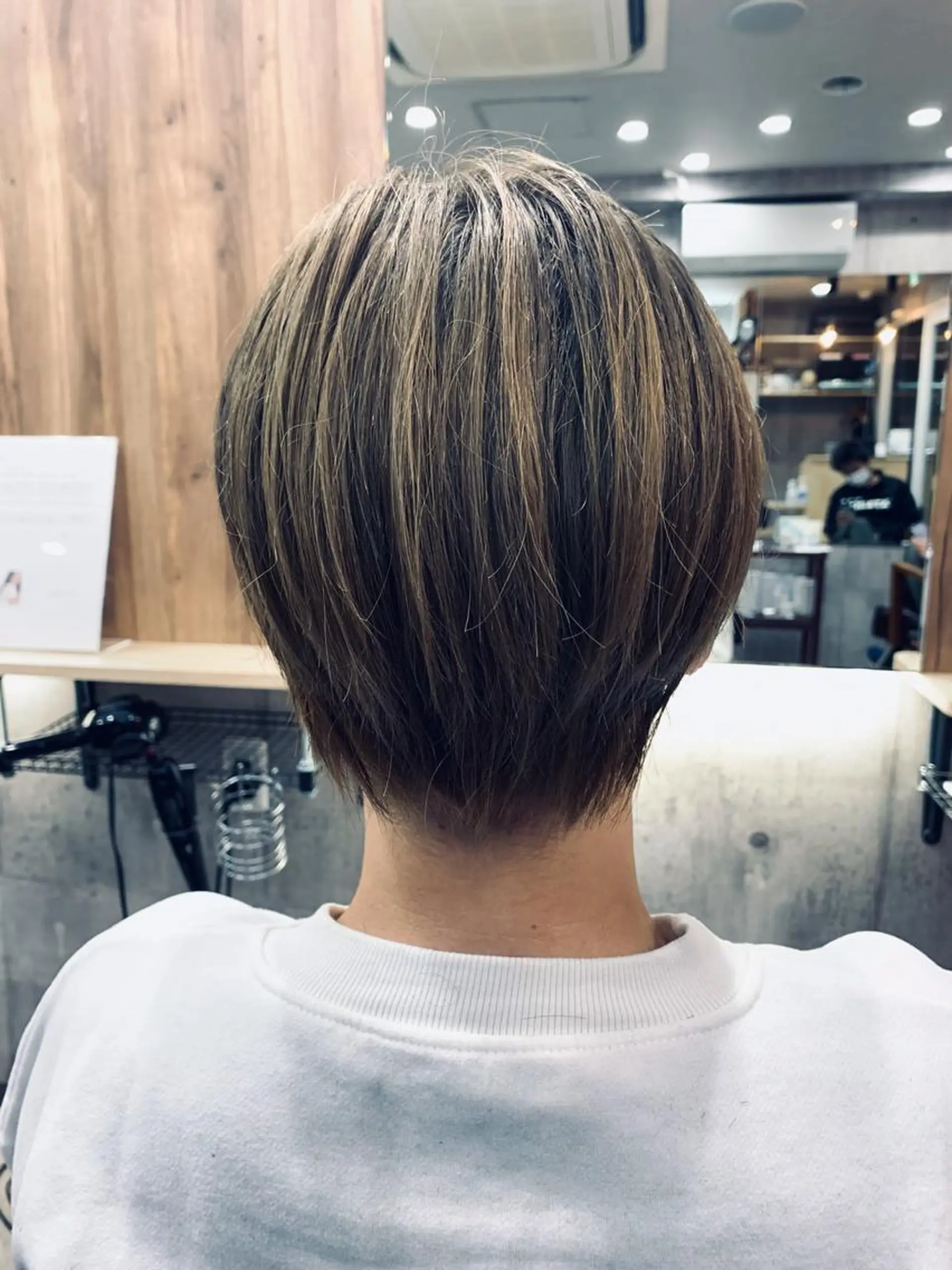 ショート カラー バレイヤージュ ブリーチ ケアブリーチ ダブルカラー イヤリングカラー ヘアカラー hair salon mementoのヘアスタイル
