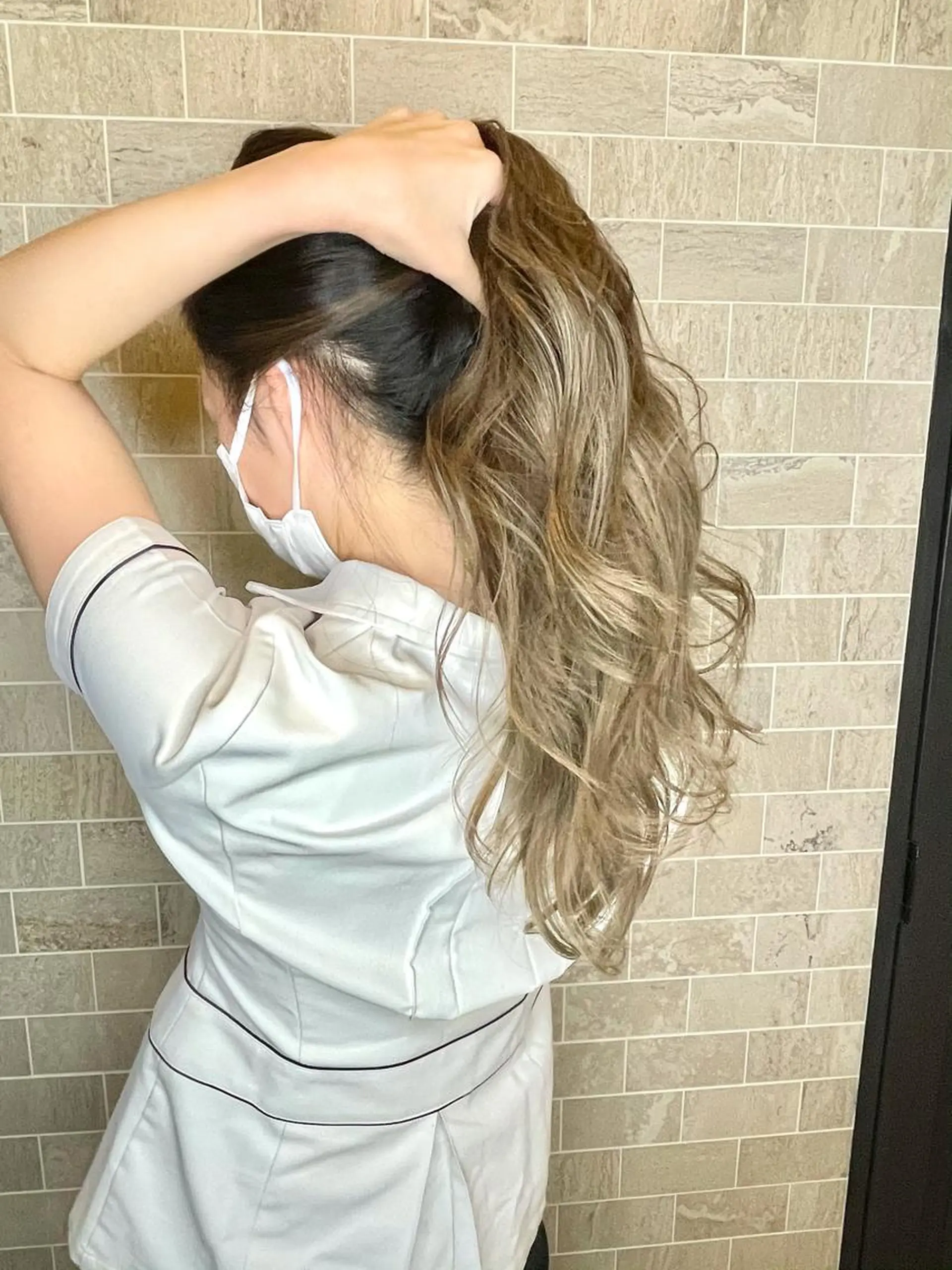 セミロング ブリーチ毛矯正.髪質 改善.髪にドラマをのヘアスタイル