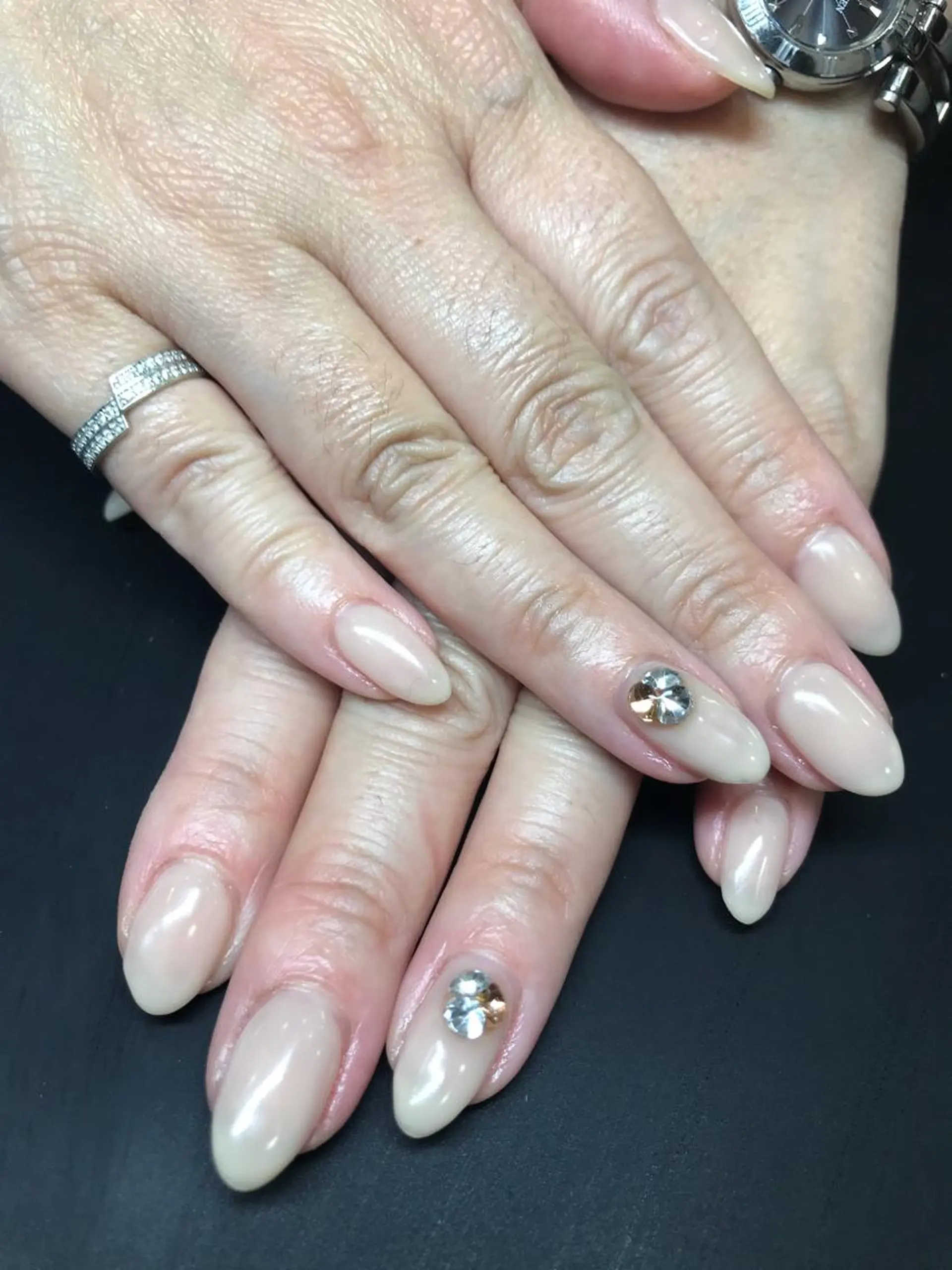 ネイル ストーンネイル ハンドネイル みんなの店所属・仲谷 つかさのエステ・リラクイメージ