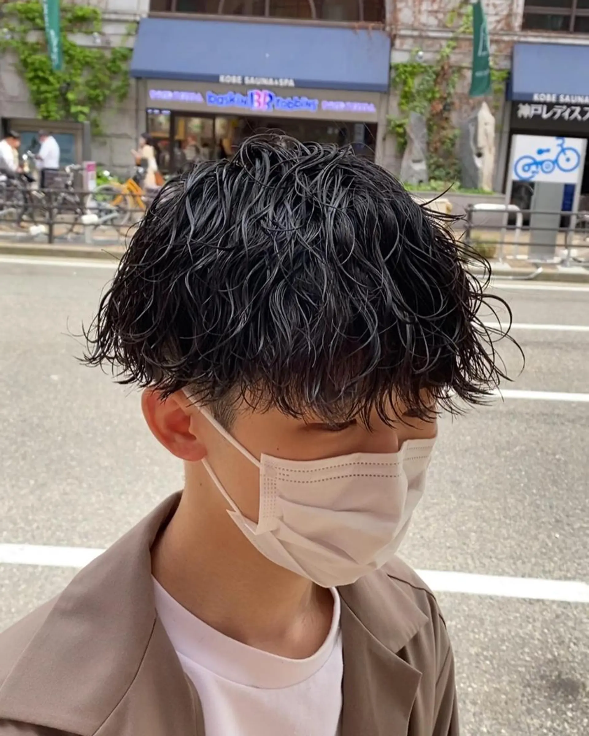 パーマ メンズ センターパート メンズ韓国風 マッシュ メンズパーマ メンズツイストパーマ 三ノ宮フェザーパーマ 蕃本 啓利のヘアスタイル