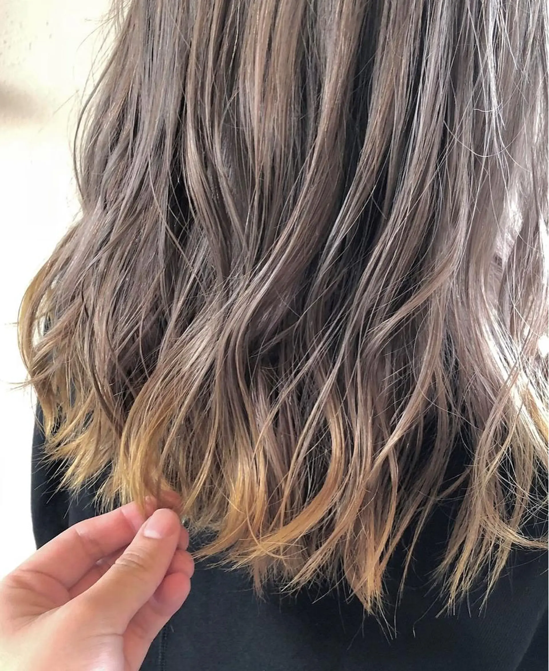 ロング カラー 中川 茜里のヘアスタイル