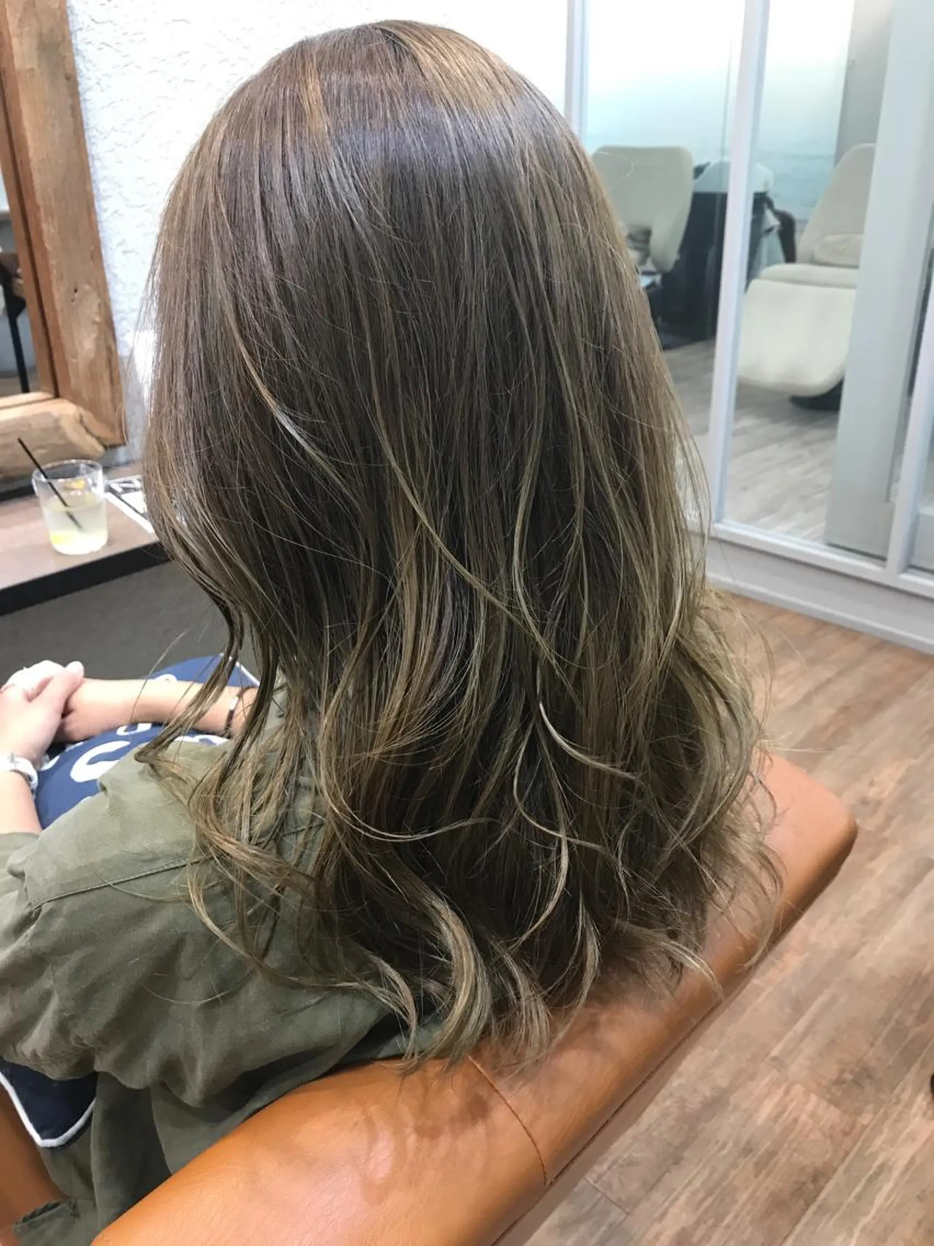 ロング カラー 新井 友菜のヘアスタイル