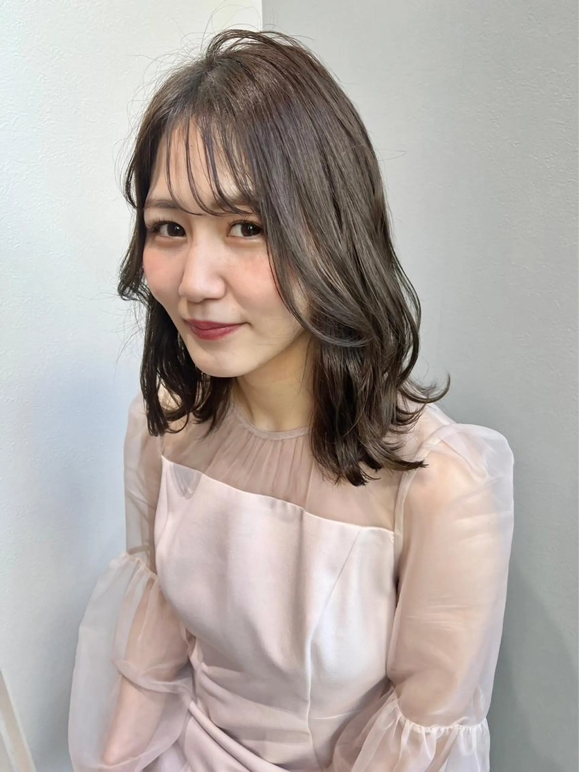 ミディアム 岸本 理希のヘアスタイル