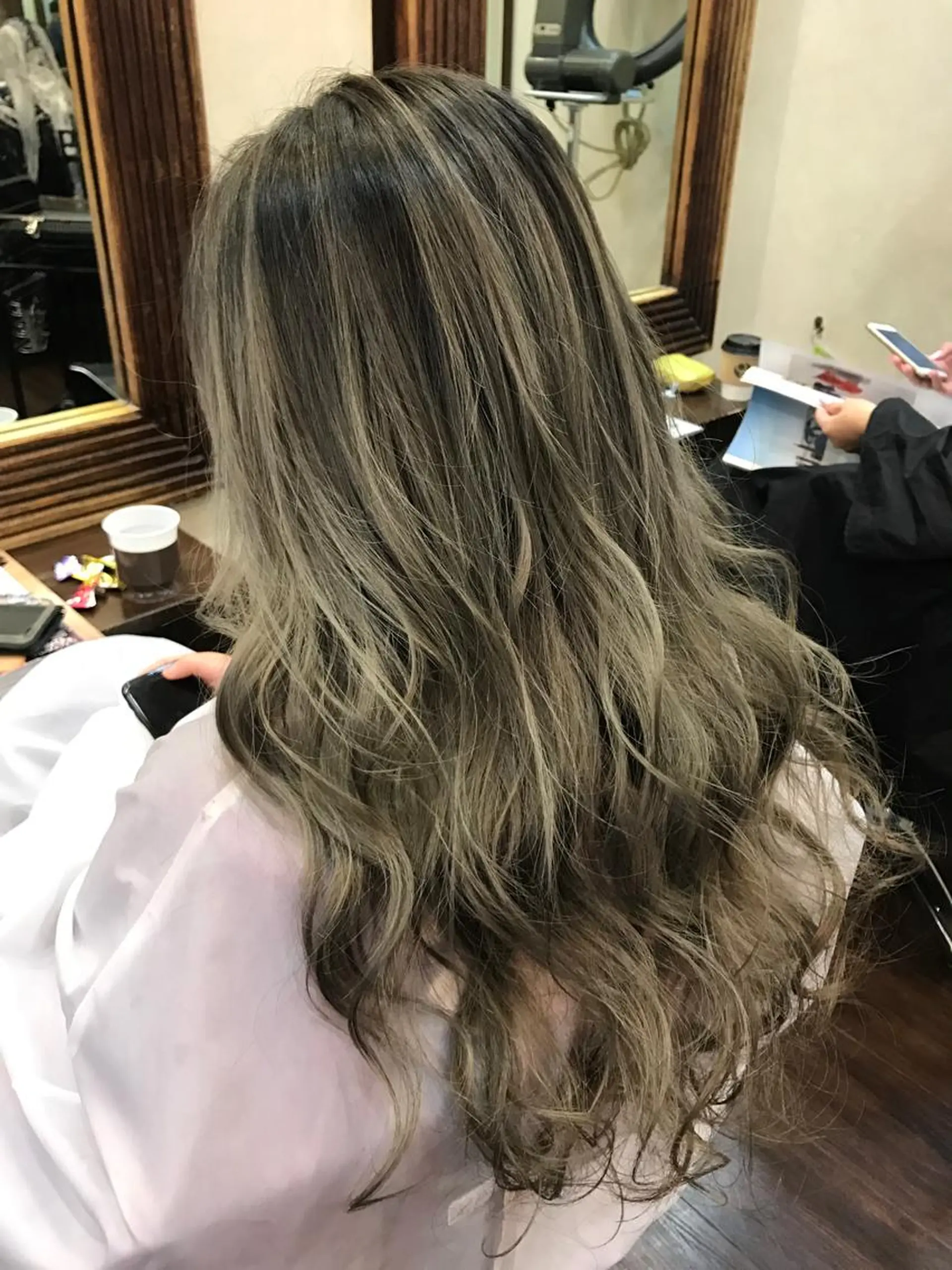 ミディアム セミロング ロング カラー グラデーションカラー メッシュ 外国人風カラー トリートメント ALLY（アリー）所属・ミニモお気に入り数 No.1宍戸雄弥のヘアスタイル