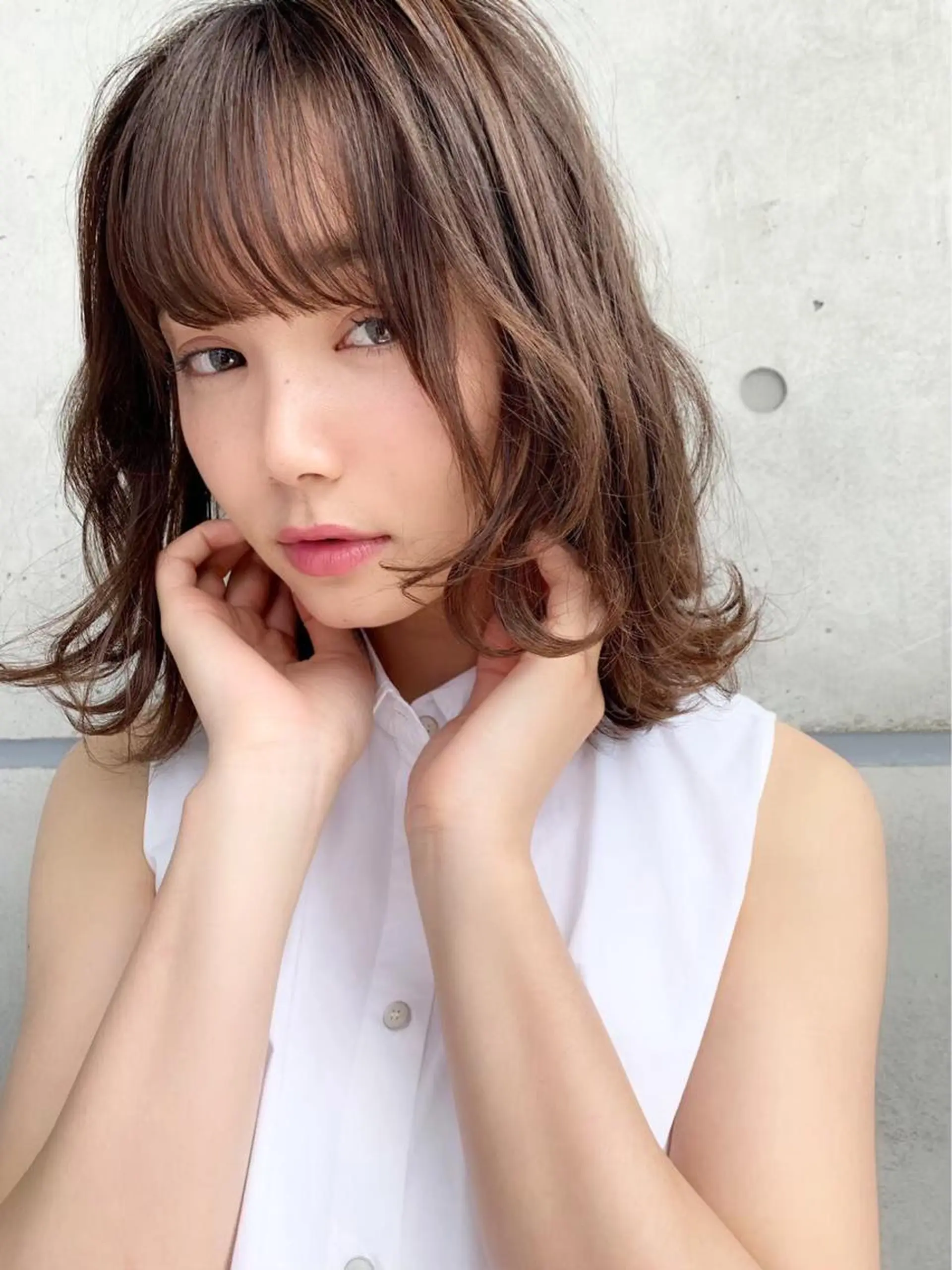 ミディアム ミルクティーカラー イイサカシュンスケのヘアスタイル