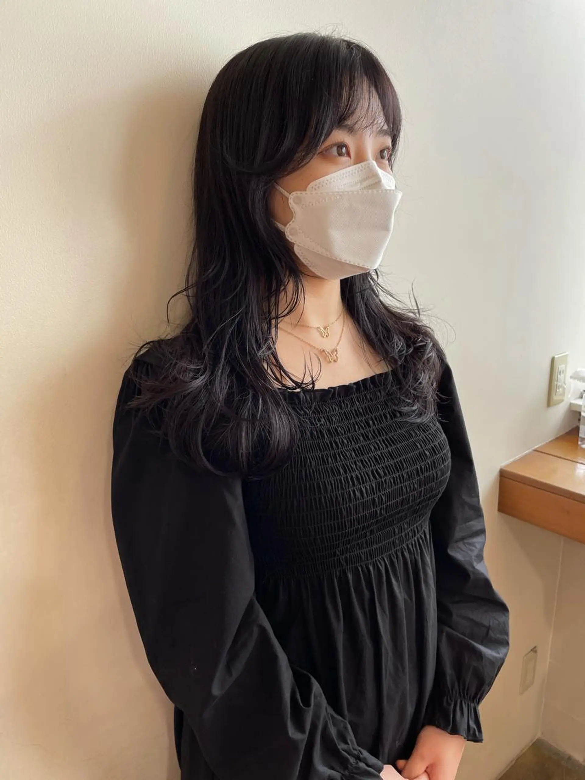 ロング カラー 黒髪 ブルーカラー ブルーブラック 透明感カラー ハイレイヤー MIOベージュカラー 柔らかいカラーのヘアスタイル