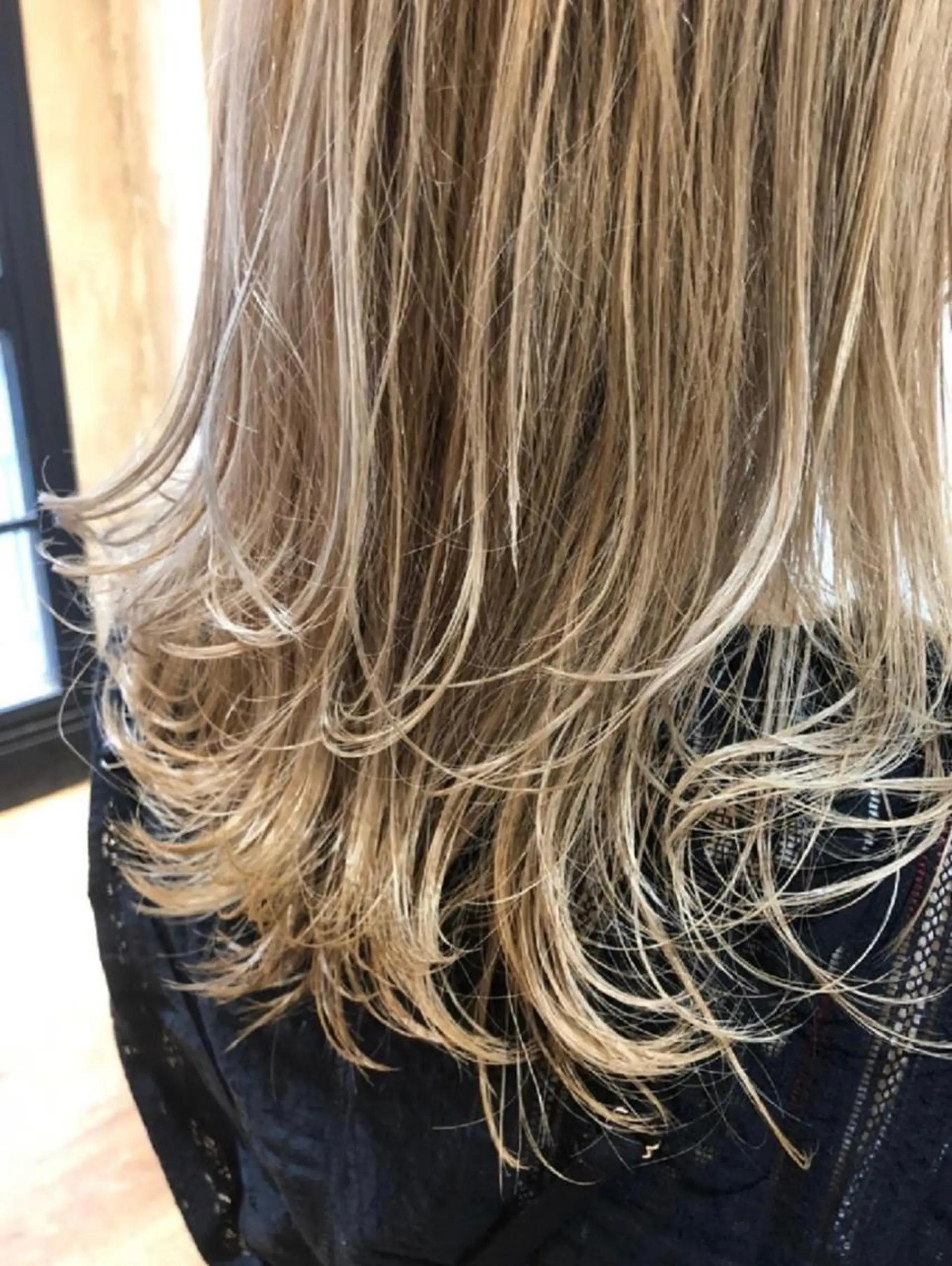セミロング カラー ベージュカラー ブロンド ブロンドベージュ カット ヘアカラー トリートメント ヘアセット lana hair 新宿 髪質改善トリートメント 新宿三丁目所属・新宿メンズパーマ TAKE曲がる縮毛のヘアスタイル