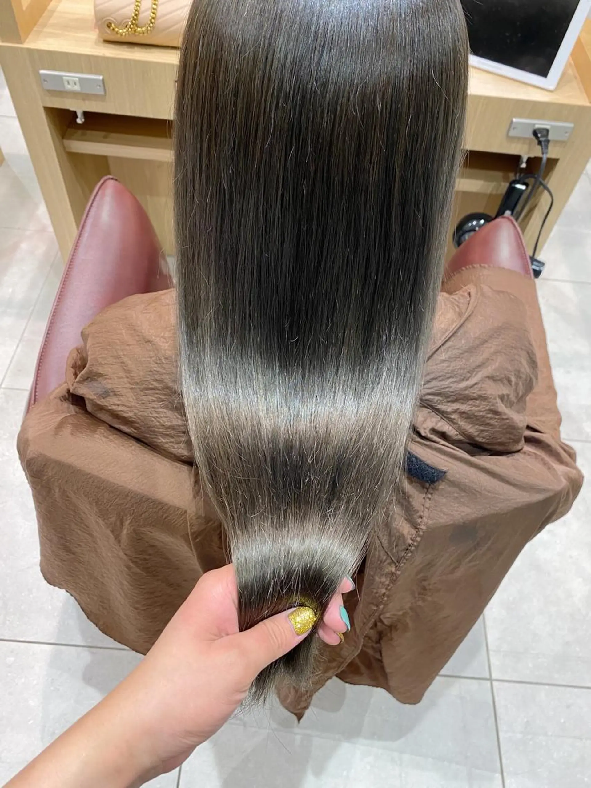 ロング カラー グレージュ シルバー シルバーグレージュ 透明感カラー 天羅のヘアスタイル