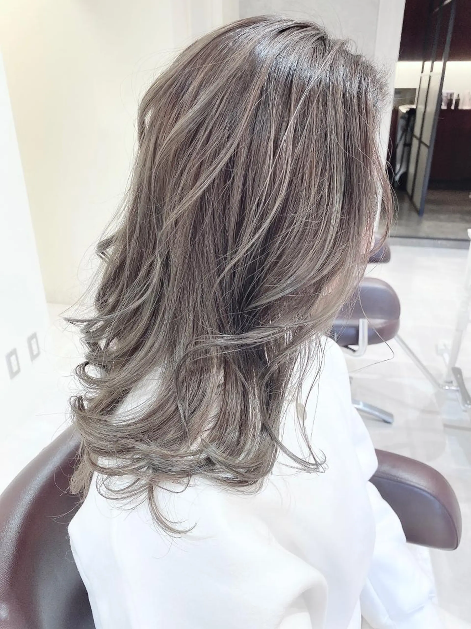 セミロング カラー mulum所属・オタク美容師🎮 AKARIのヘアスタイル