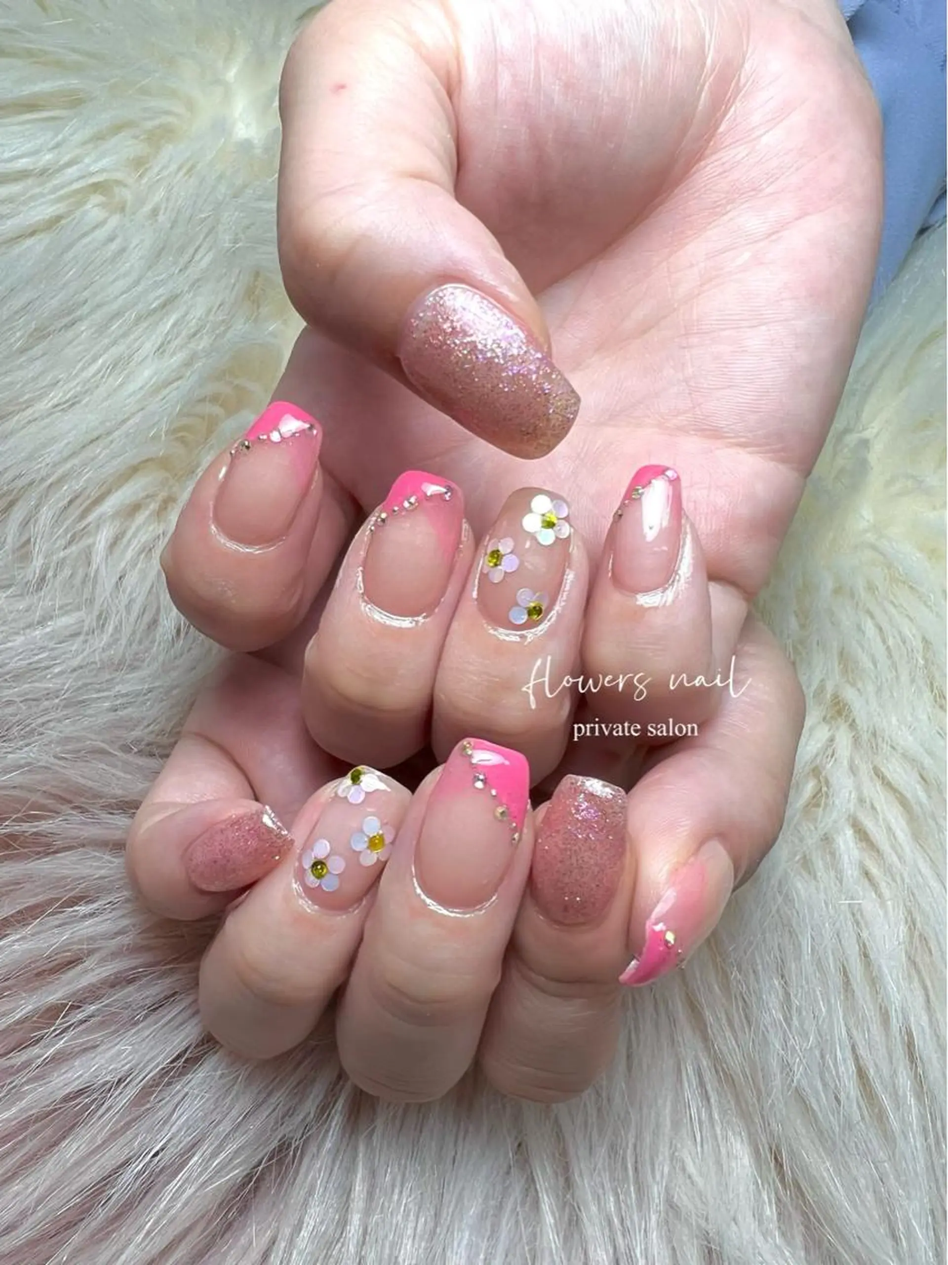 ネイル ジェルネイル ホログラムネイル ラメ(グリッター) 持ち込み パラジェル flowers nailのネイルデザイン