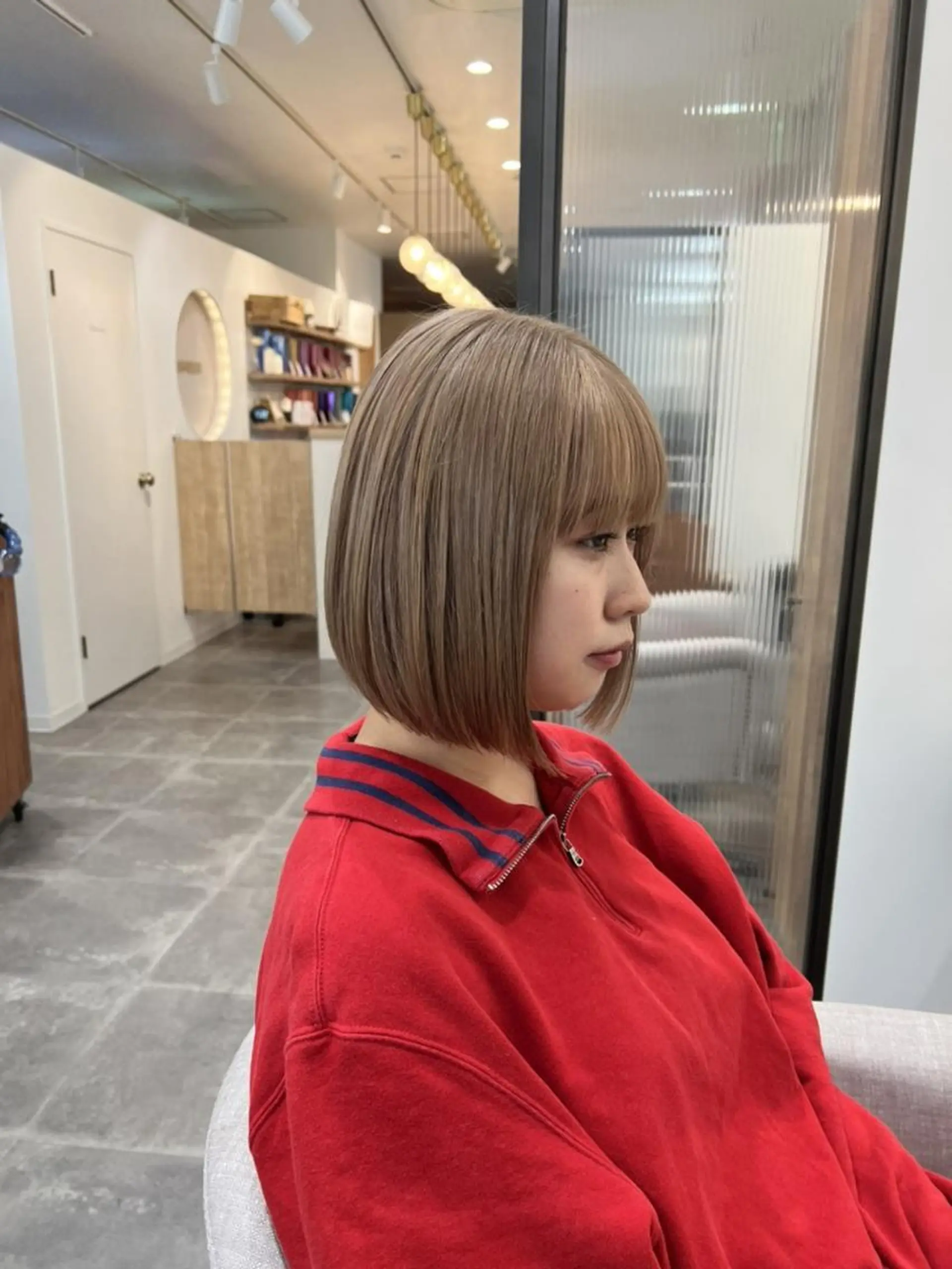 カラー ショート 切りっぱなしボブ ベージュカラー ハイトーンカラー ハイトーンベージュ ボブ カット ヘアカラー トリートメント Ami アミのヘアスタイル