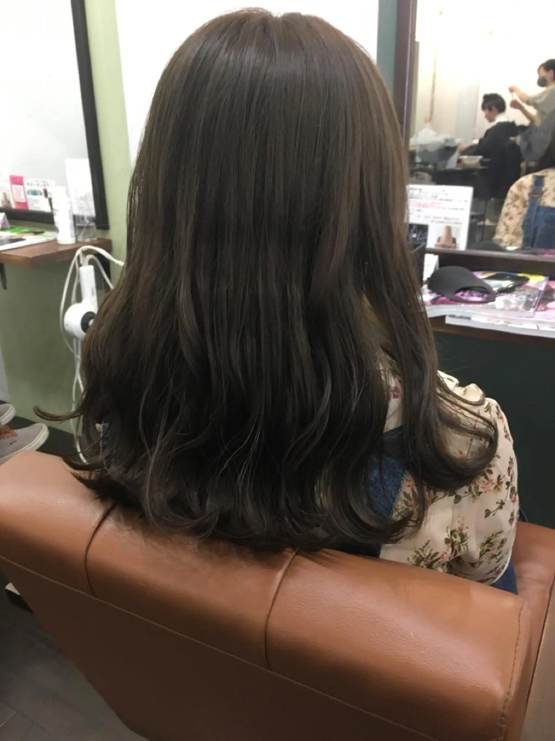 セミロング カラー セミロングパーマ アッシュ アッシュブラウン ベージュカラー 黒髪 小久保 淳平のヘアスタイル