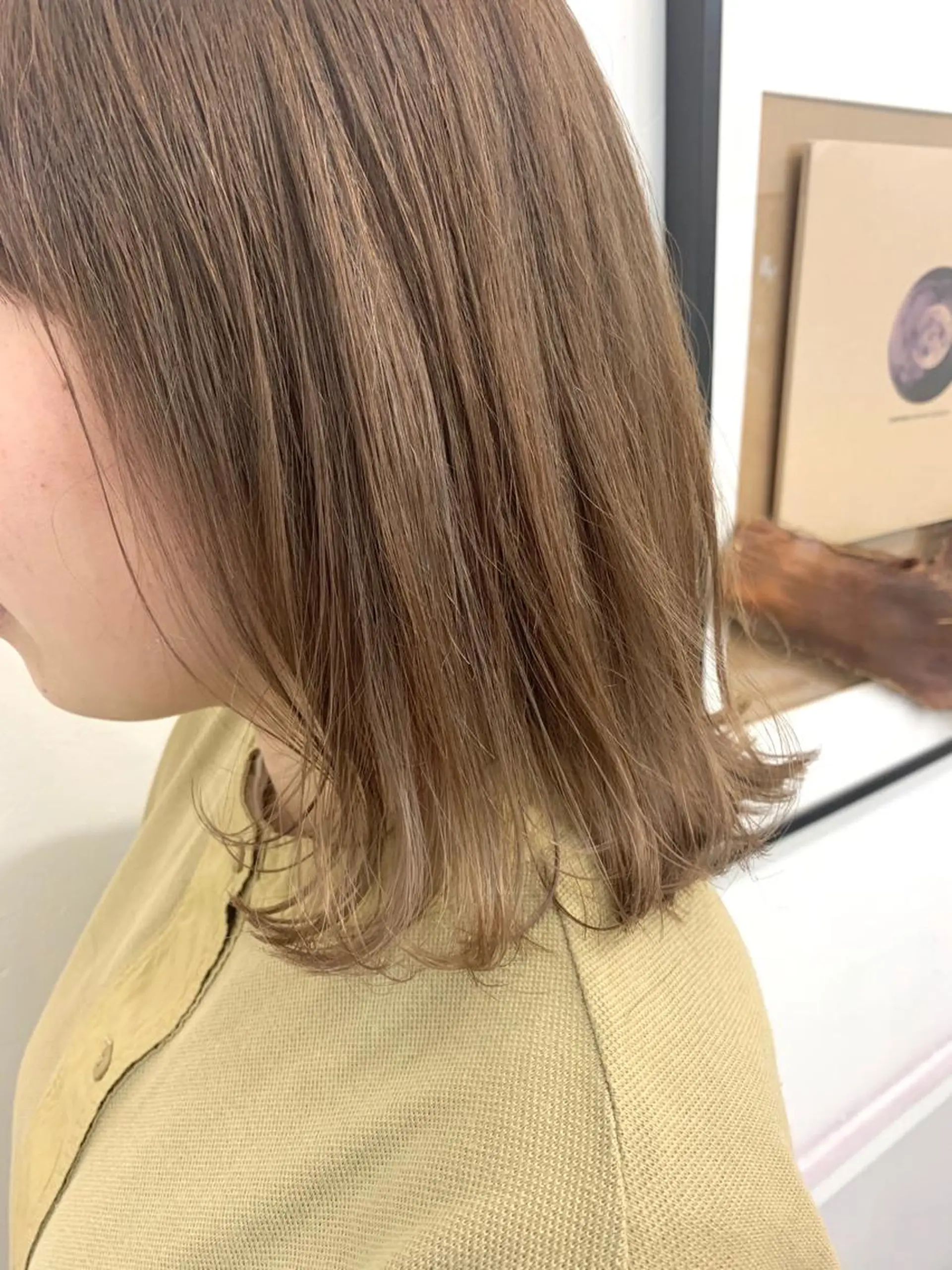 ミディアム カラー ベージュカラー ミルクティーベージュ ヘアカラー トリートメント chama レイヤーカットのヘアスタイル