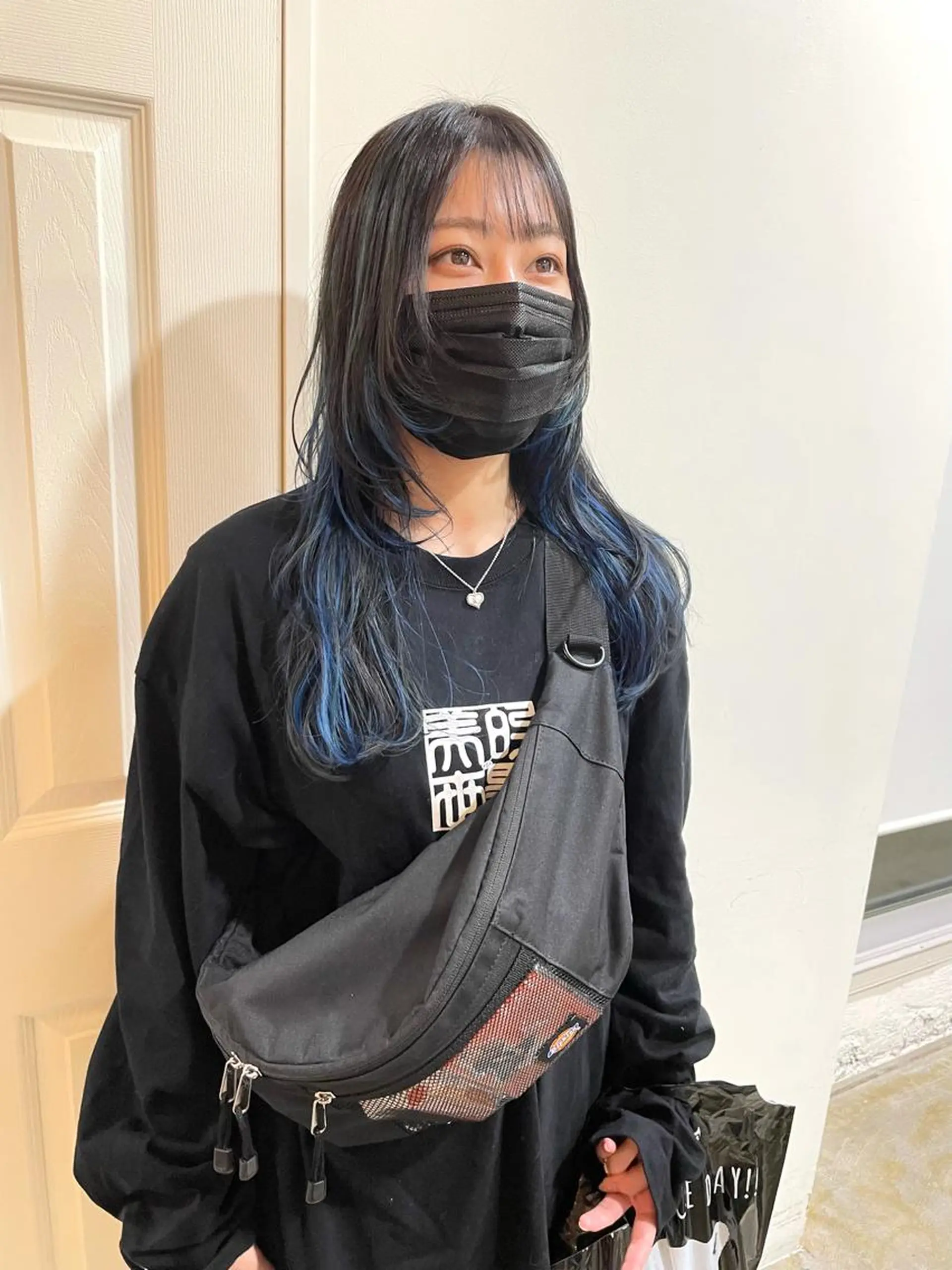 ロング カラー 黒髪 ブルーカラー ブルーブラック ハイライトカラー ハイライト ヘアカラー トリートメント MIOベージュカラー 柔らかいカラーのヘアスタイル