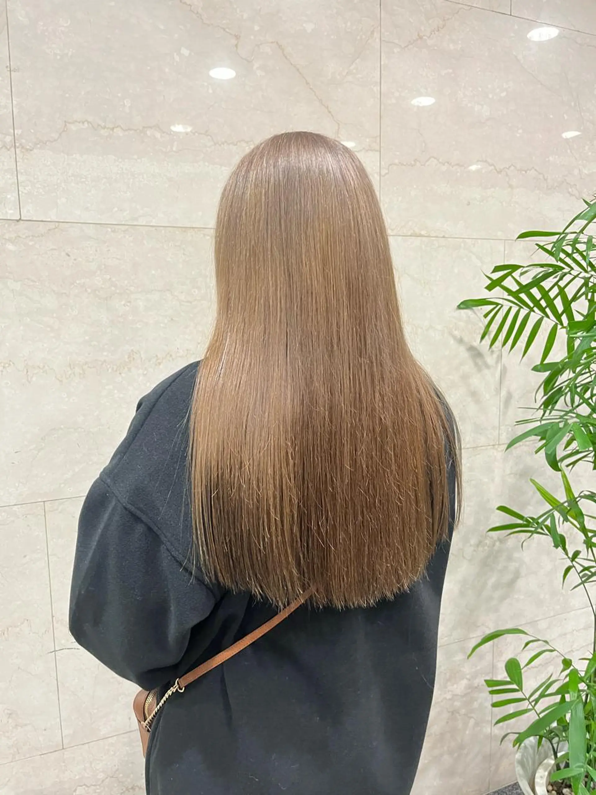 カラー ベージュカラー ブリーチ カット ヘアカラー こまつばらみお/レイ ヤー/ダブルカラーのヘアスタイル