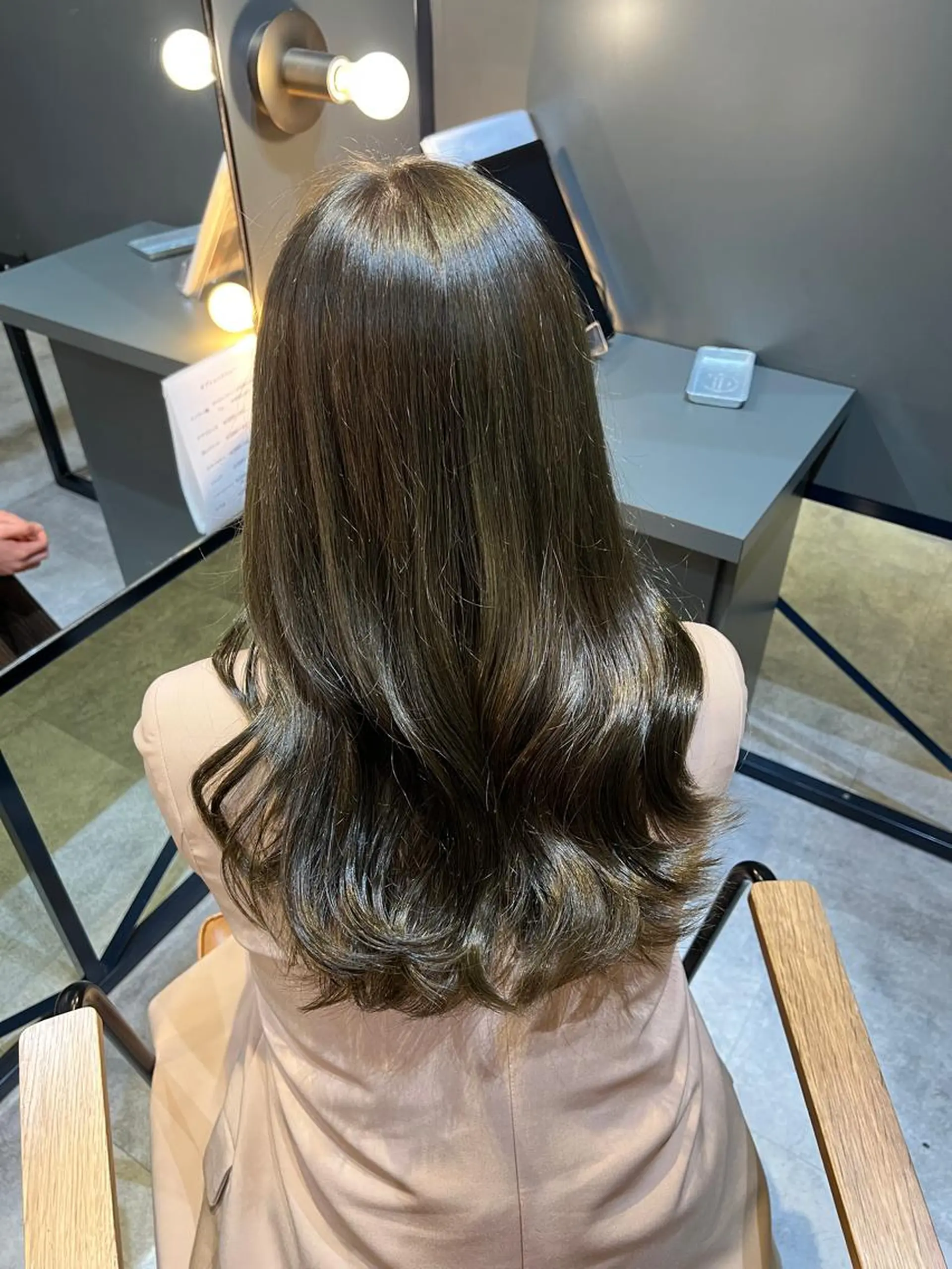 ロング カラー ベージュカラー ブリーチ ブリーチなしカラー オリーブベージュ カット ヘアカラー トリートメント ノイシキ サキのヘアスタイル