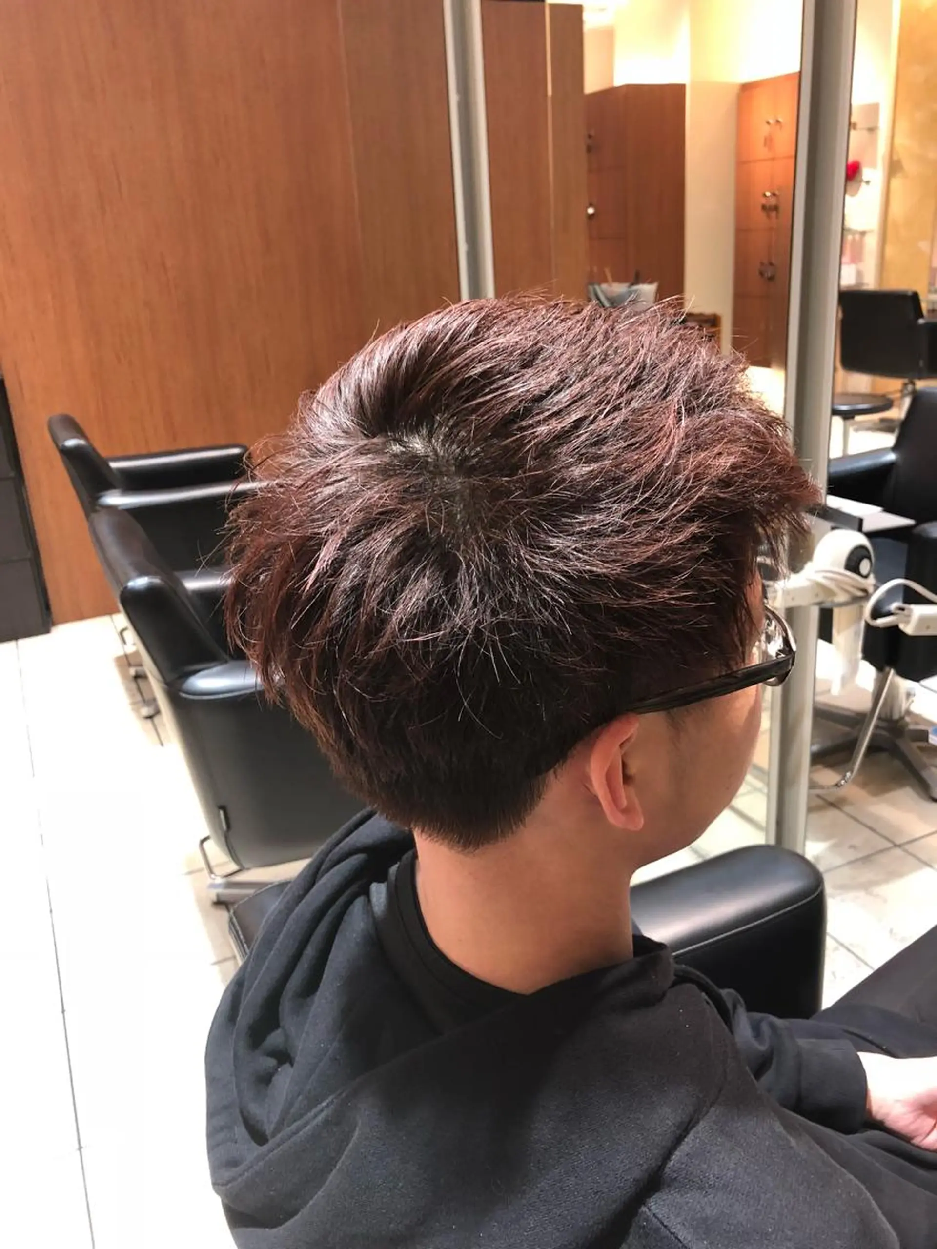 カラー メンズ レッドカラー バイオレットカラー カット トリートメント SHAFT Ieiriのヘアスタイル