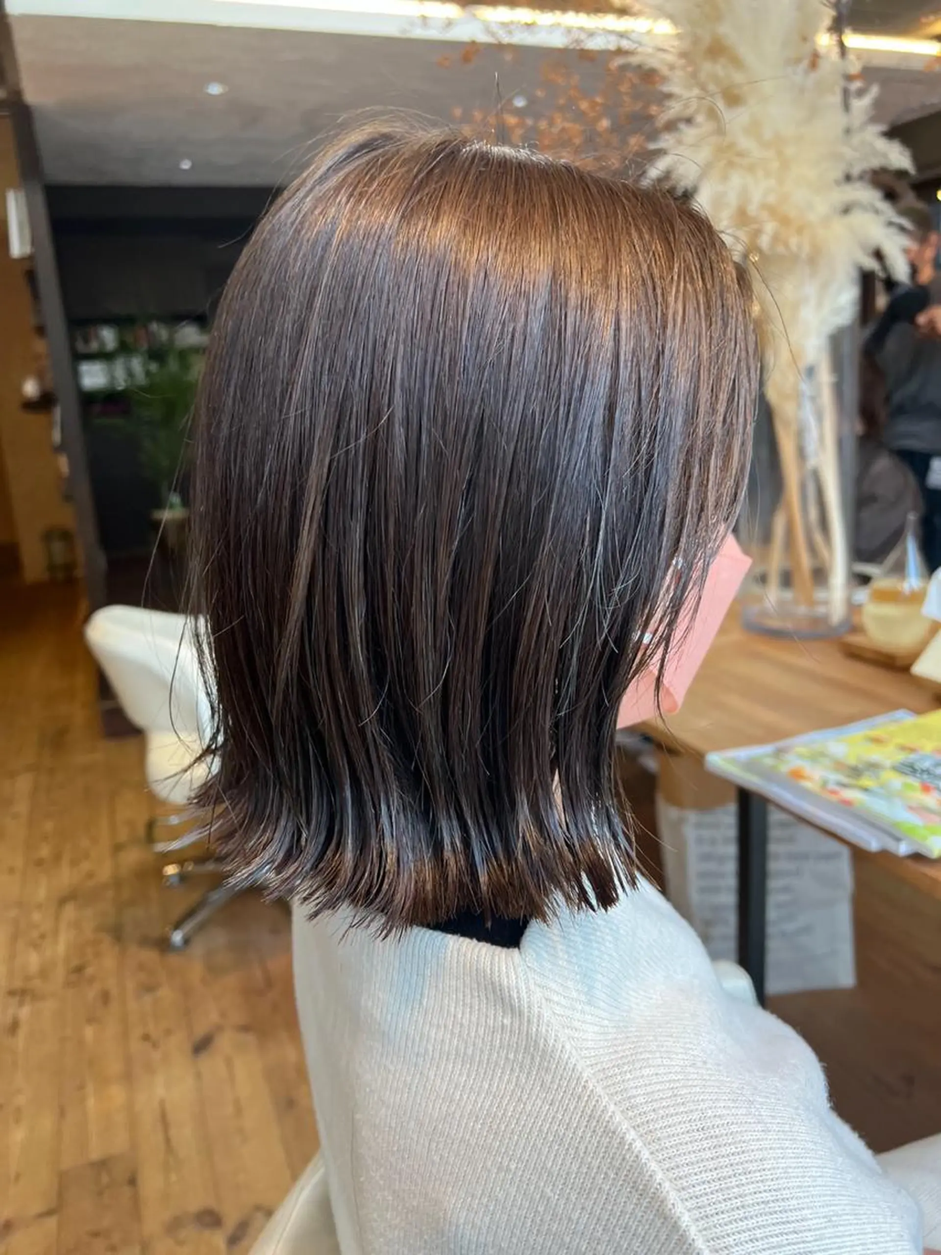 ミディアム カラー ハイライトカラー オレンジ ハイライト 外ハネヘア カット ヘアカラー ヘッドスパ BEACH　HAIR&NAIL所属・両国駅徒歩1分⭐️ アイロン仕上げのヘアスタイル