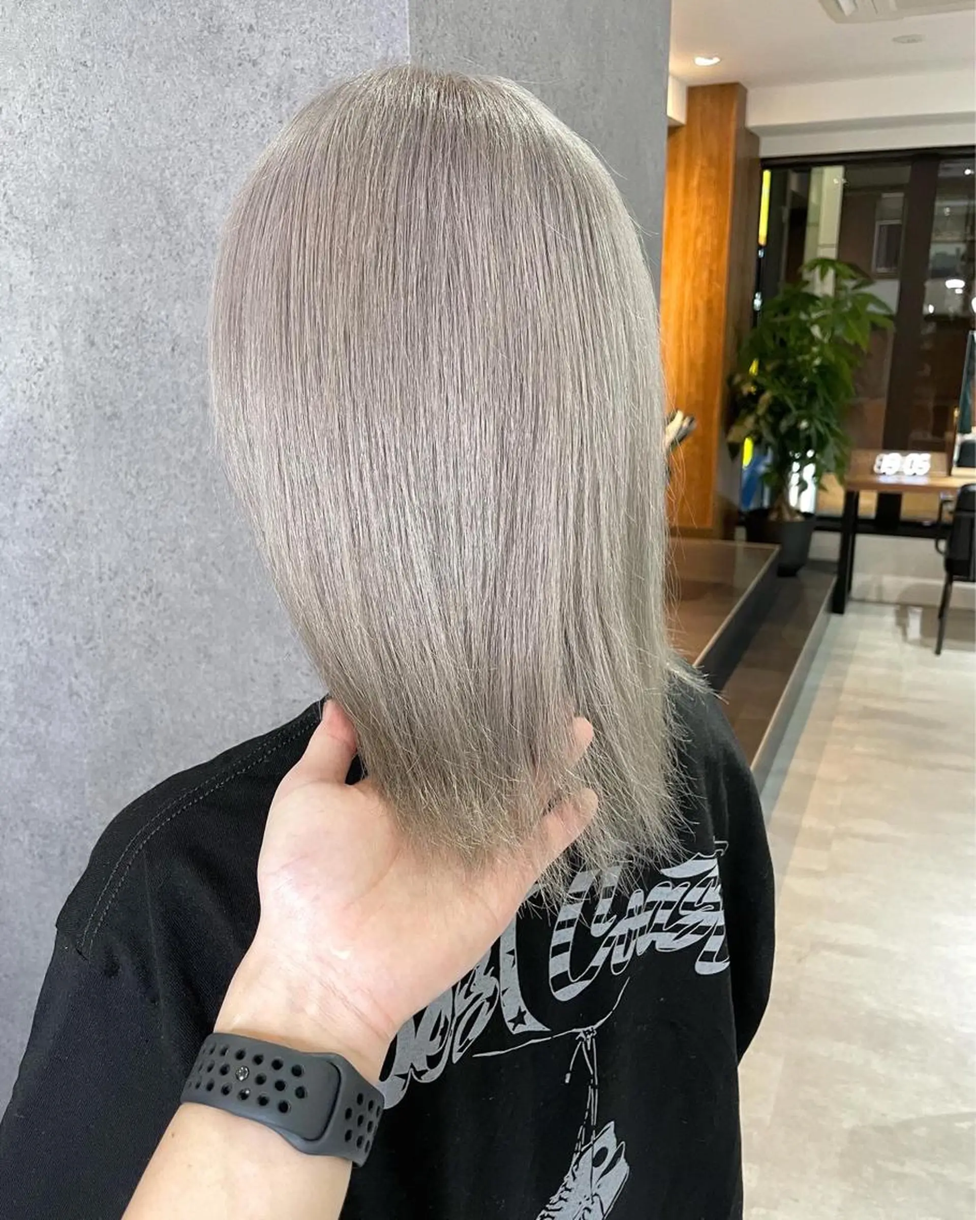 セミロング カラー アッシュ ブリーチ ダブルカラー ハイトーンカラー シルバー 池袋🧡ダブルカラー /馴染ませエクステのヘアスタイル