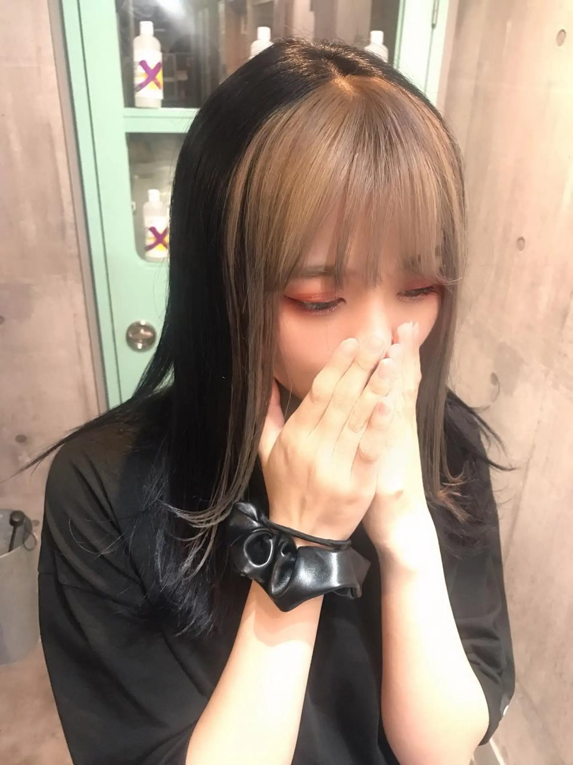 セミロング カラー ミストバング 黒髪  フェイスフレーミング ピンクカラー ヘアカラー ホワイト&レイヤーカ ットエクステ長畠俊輔のヘアスタイル