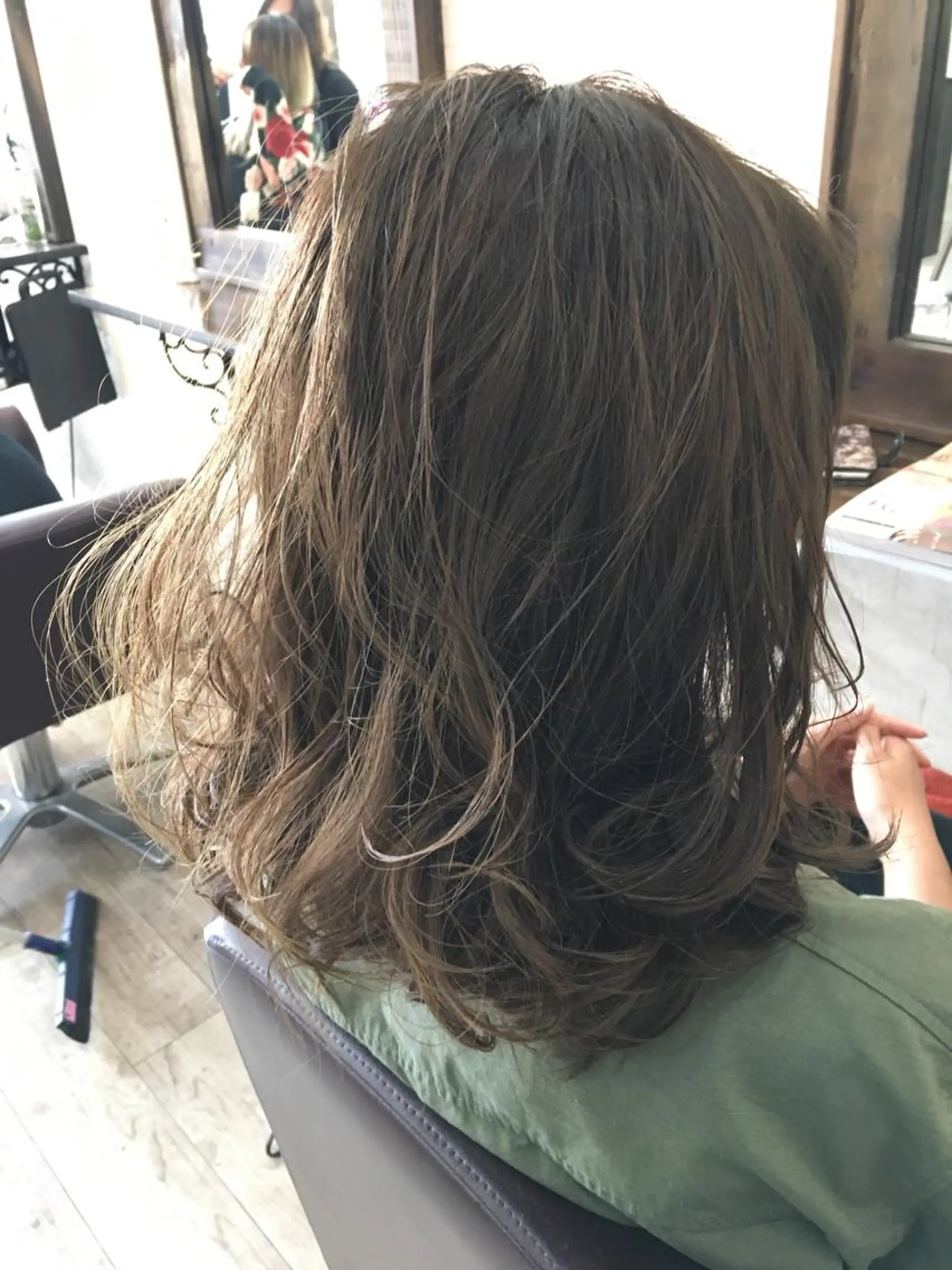 ミディアム カラー グレージュ ハイトーンカラー ハイトーングレージュ BELCHIC所属・松本 亮のヘアスタイル