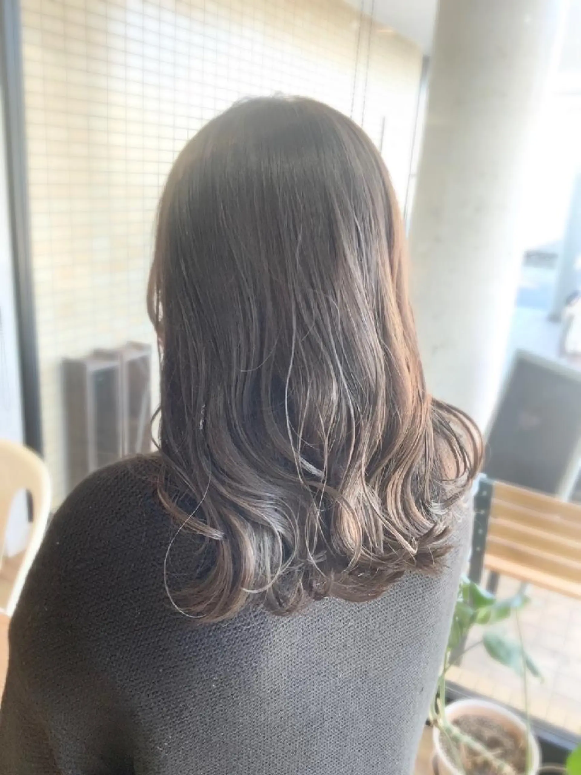カラー セミロング グレージュ 堀 望美のヘアスタイル